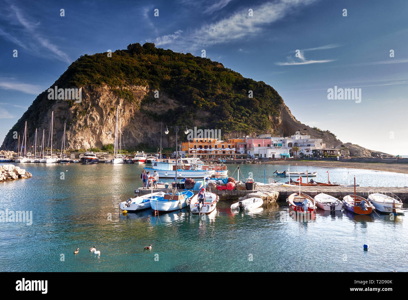 L'île de Ischia , Italie 10 Mai 2014 : les touristes sur l'embarcadère de bateaux de pêche amarrés dans le petit village de Sant'Angelo d'Ischia Island dans la baie de Naples Banque D'Images