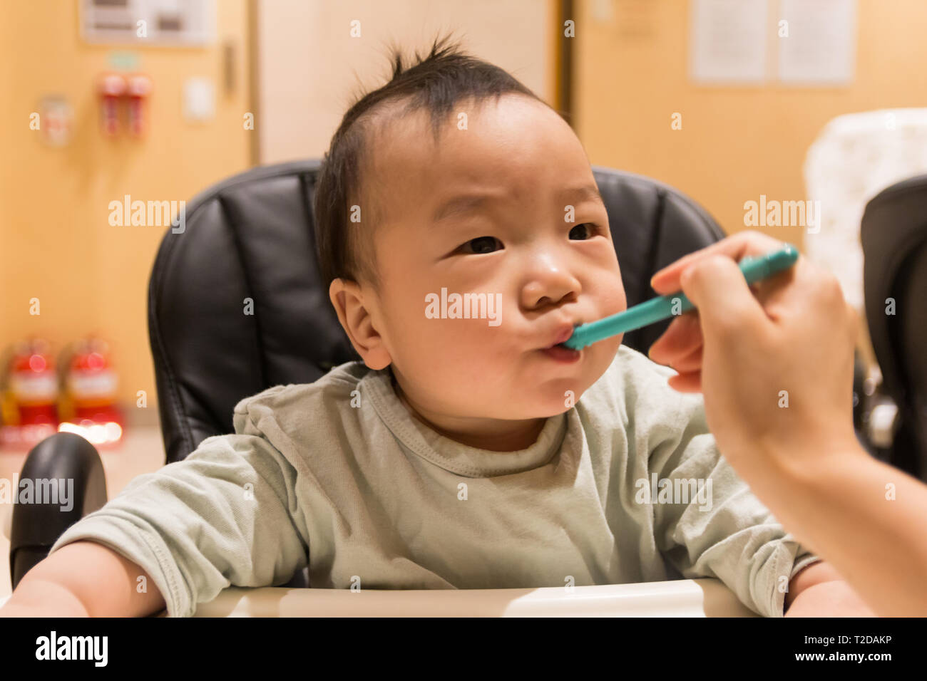 Manger Des Aliments Pour Bebes Bebe Coreen Photo Stock Alamy