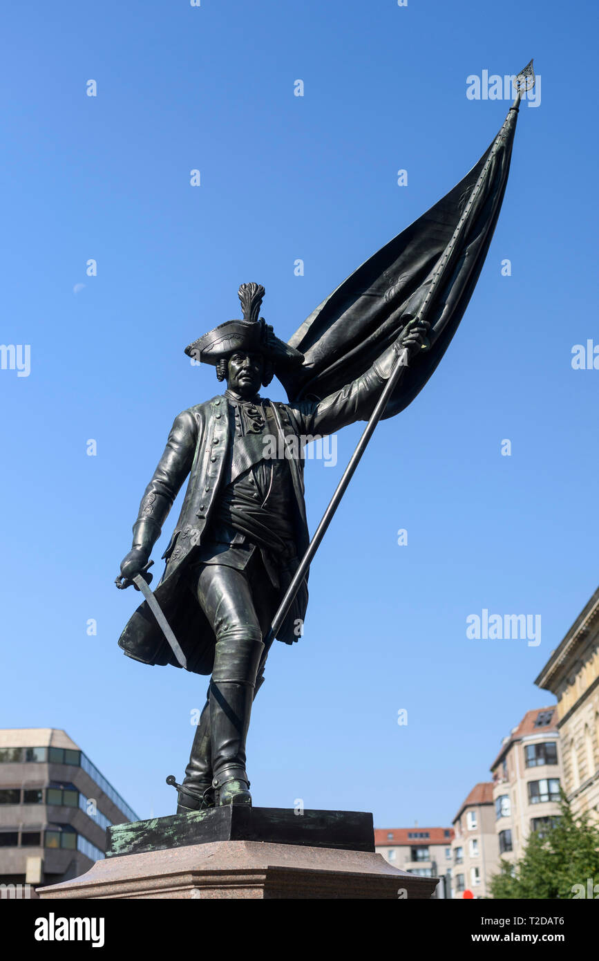 Berlin. L'Allemagne. Statue en bronze de Kurt Christoph Graf von Schwerin (1684-1757), Maréchal de l'Armée prussienne, sur Zietenplatz. Kurt Christoph Gr Banque D'Images