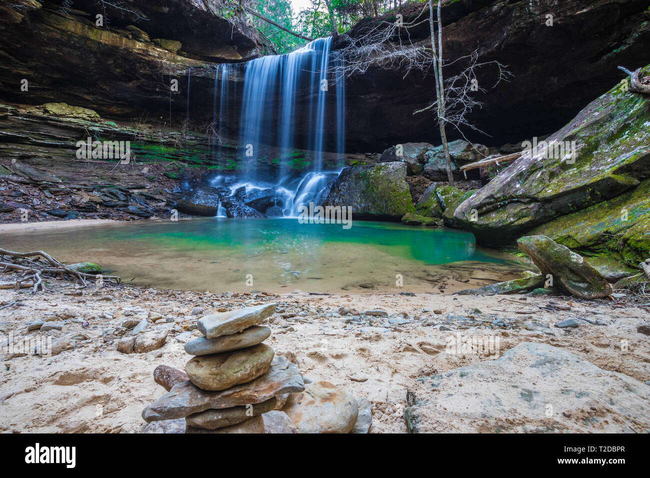 La belle Sougahoagdee Falls et l'eau bleue de Bankhead National Forest Banque D'Images