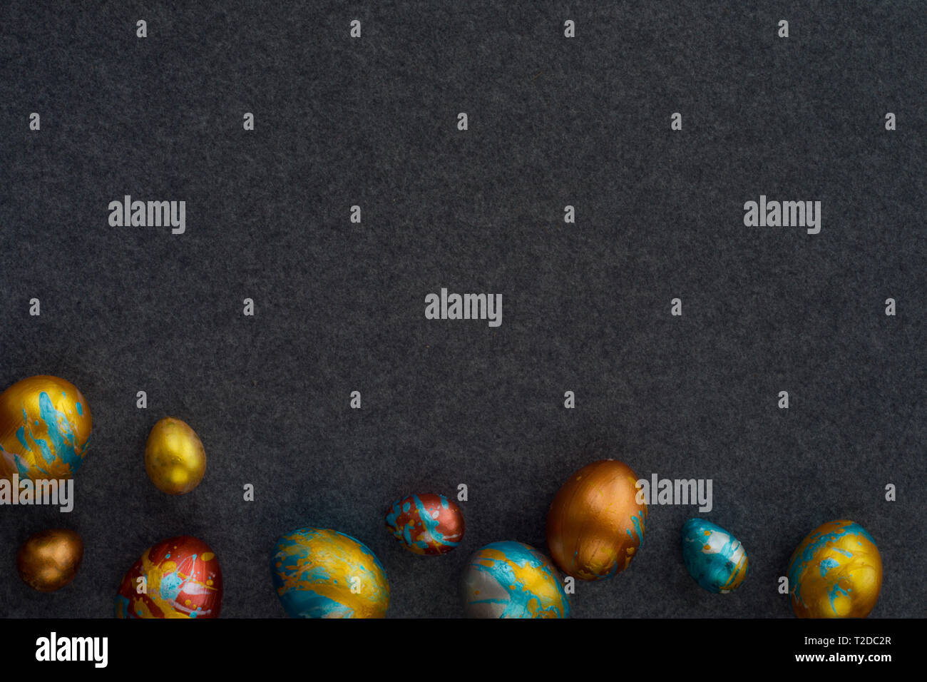 Bijou parfait les oeufs de pâques sur Chain Link , forme des coins du cadre des frontières avec l'exemplaire de l'espace pour le contenu du texte , carte Joyeuses Pâques Banque D'Images