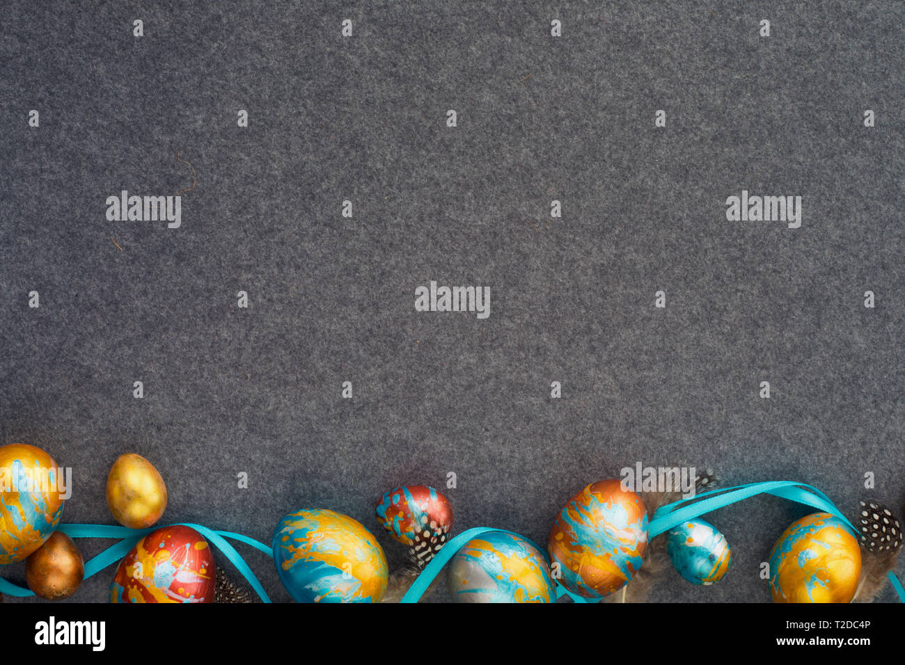 Bijou parfait les oeufs de pâques sur Chain Link , forme des coins du cadre des frontières avec l'exemplaire de l'espace pour le contenu du texte , carte Joyeuses Pâques Banque D'Images