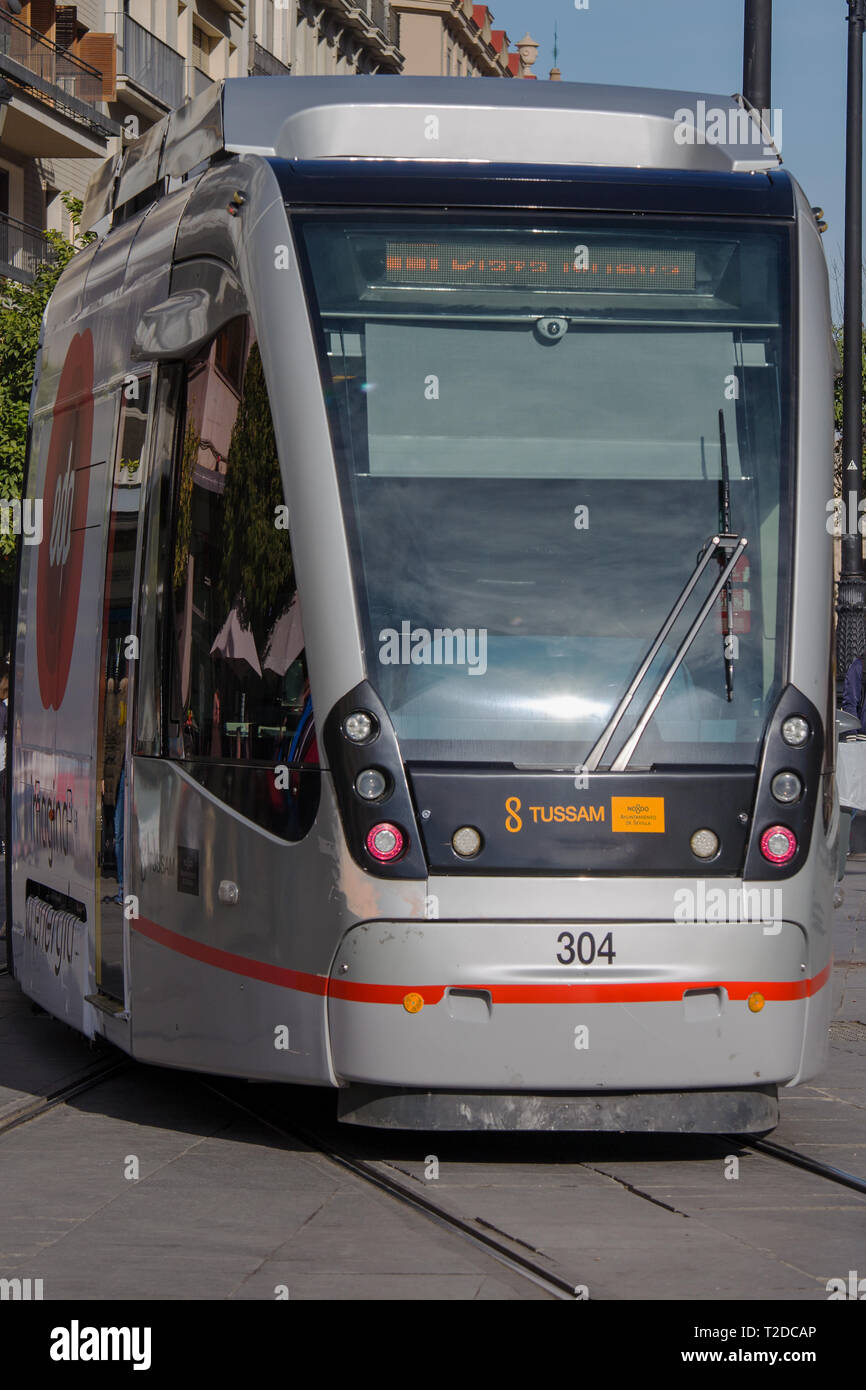 Le tramway 304 qui traverse le centre de Séville Espagne Banque D'Images