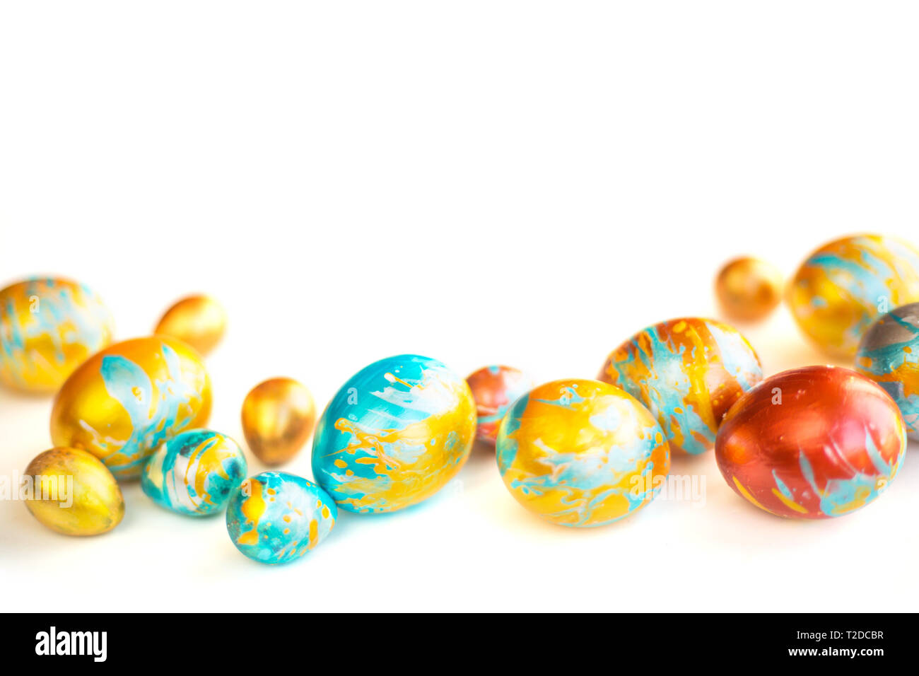 Les oeufs de pâques bijou parfait isolé sur fond blanc , forme des coins du cadre des frontières avec l'exemplaire de l'espace pour le contenu du texte , carte Joyeuses Pâques Banque D'Images