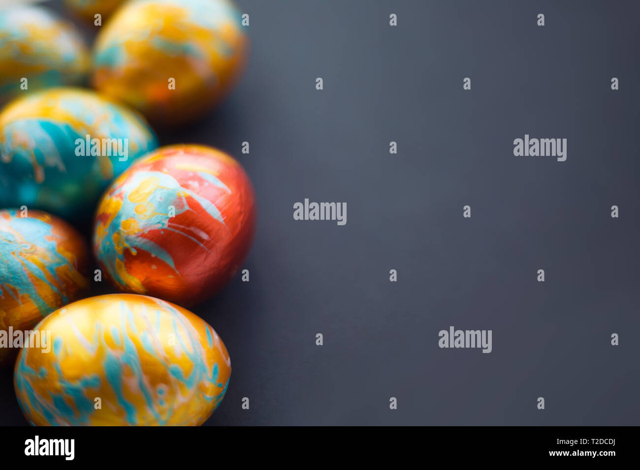 Bijou parfait les oeufs de pâques sur fond de papier noir , forme des coins du cadre des frontières avec l'exemplaire de l'espace pour le contenu du texte , carte Joyeuses Pâques Banque D'Images