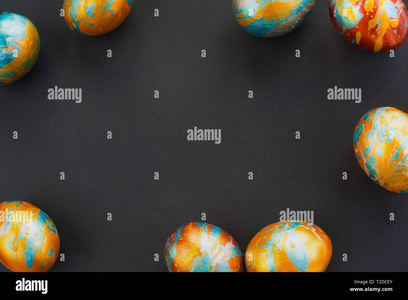 Bijou parfait les oeufs de pâques sur fond de papier noir , forme des coins du cadre des frontières avec l'exemplaire de l'espace pour le contenu du texte , carte Joyeuses Pâques Banque D'Images