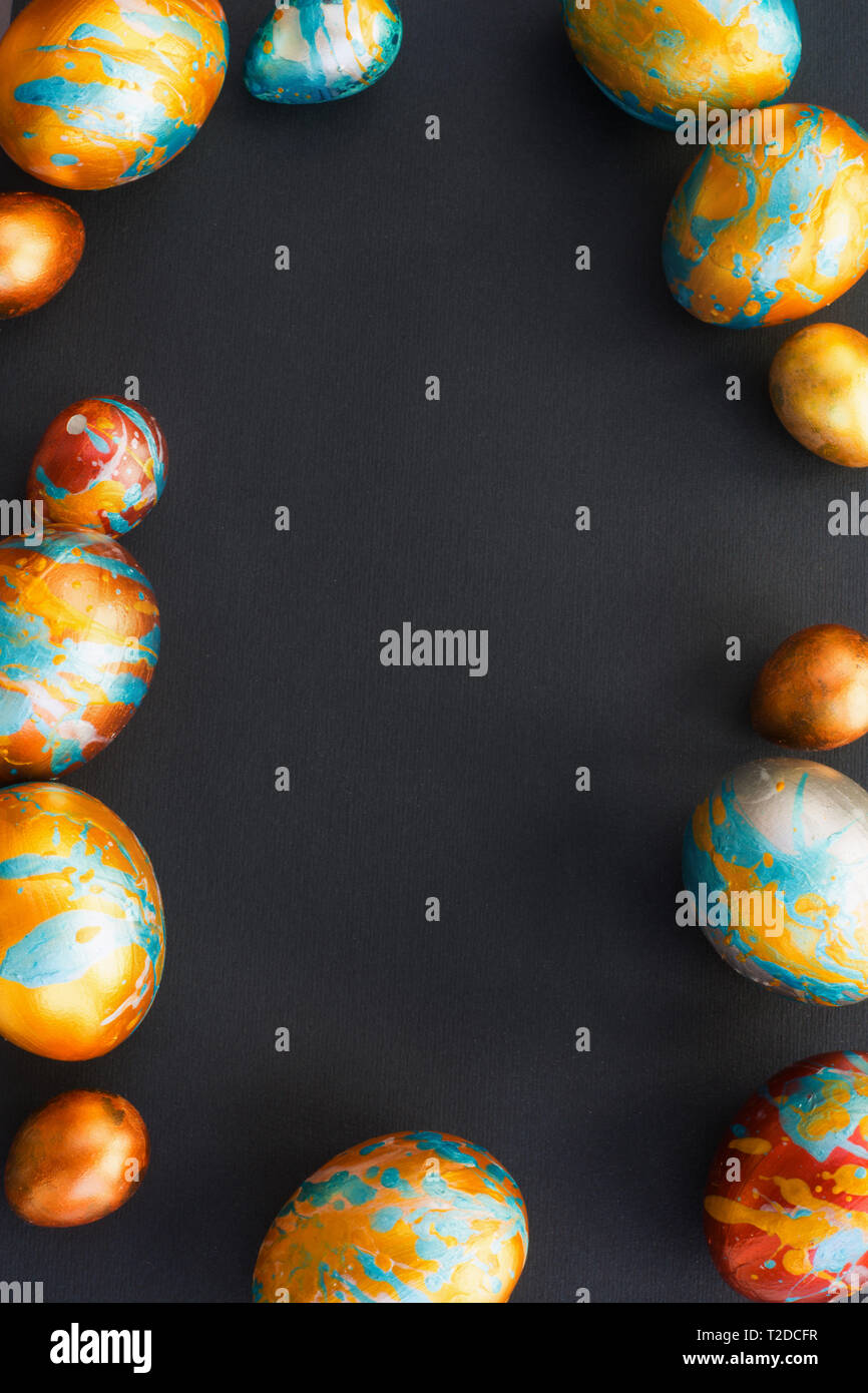 Bijou parfait les oeufs de pâques sur fond de papier noir , forme des coins du cadre des frontières avec l'exemplaire de l'espace pour le contenu du texte , carte Joyeuses Pâques Banque D'Images