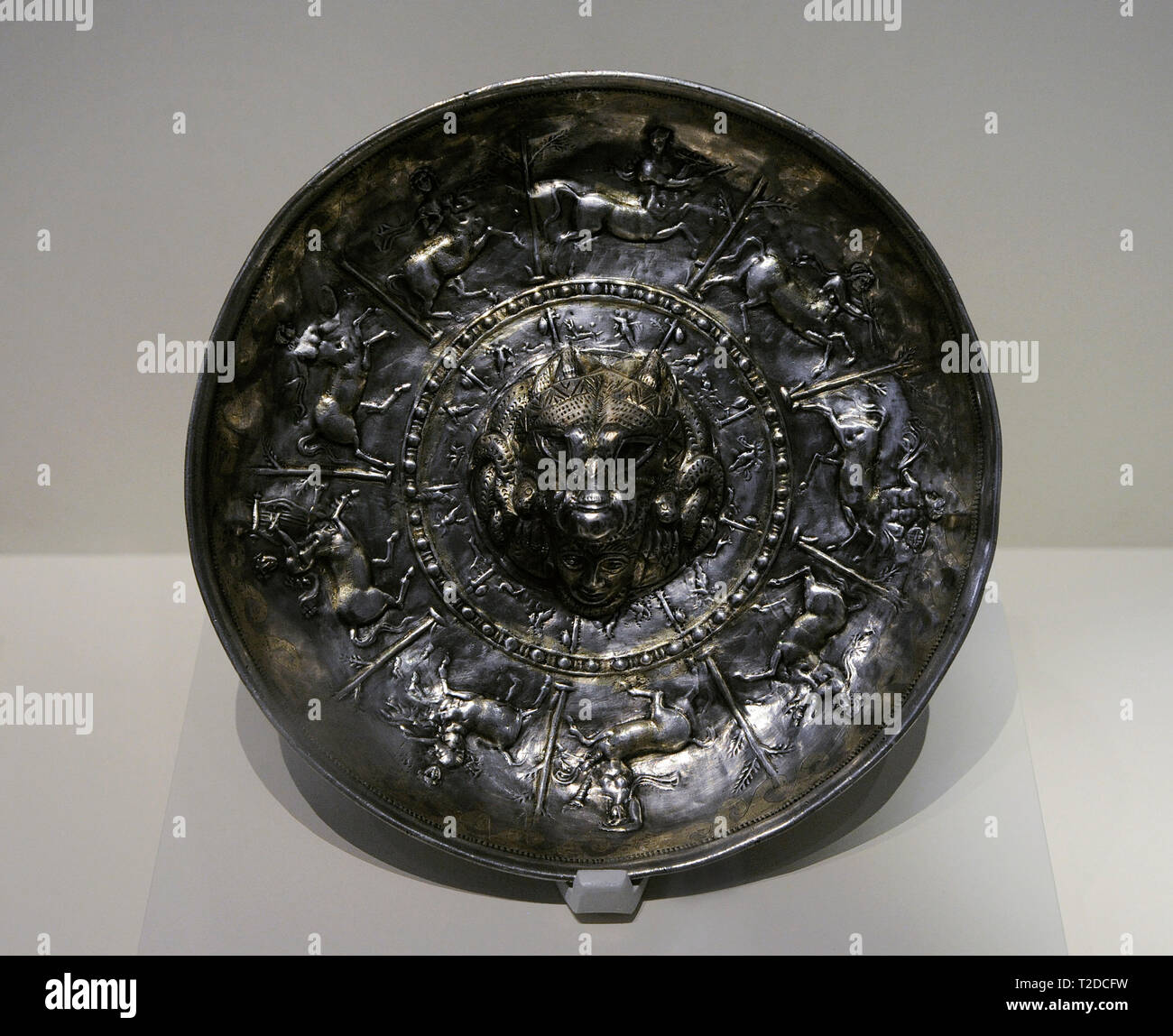 Perotito Hoard. Patera pour les libations. 2ème moitié du 3ème-début 1er siècle avant JC. Le relief représente un loup dévorant une tête humaine entouré par un serpent. Autour, centaures et centaurides jouer des instruments de musique et erotes de trophées. De Perotito (Santisteban del Puerto, province de Jaén, Andalousie, Espagne). Argent doré. La culture ibérique. Musée Archéologique National. Madrid. L'Espagne. Banque D'Images