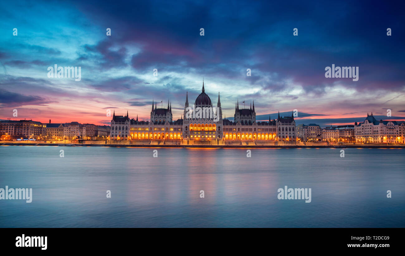 Budapest. Paysage urbain panoramique libre de Budapest, Hongrie au cours de beau lever de soleil. Banque D'Images