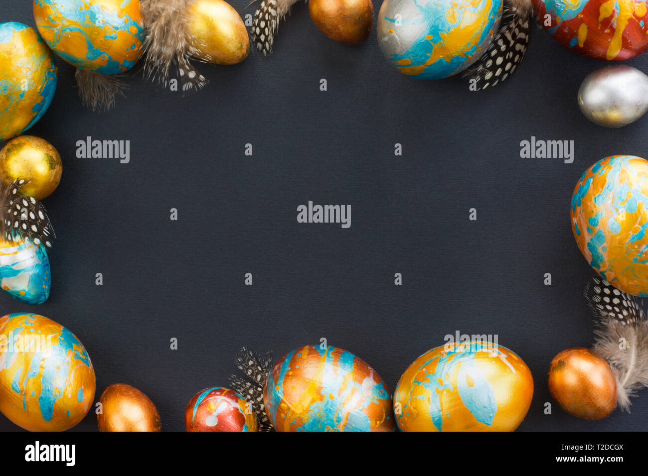 Bijou parfait les oeufs de pâques sur fond de papier noir , forme des coins du cadre des frontières avec l'exemplaire de l'espace pour le contenu du texte , carte Joyeuses Pâques Banque D'Images
