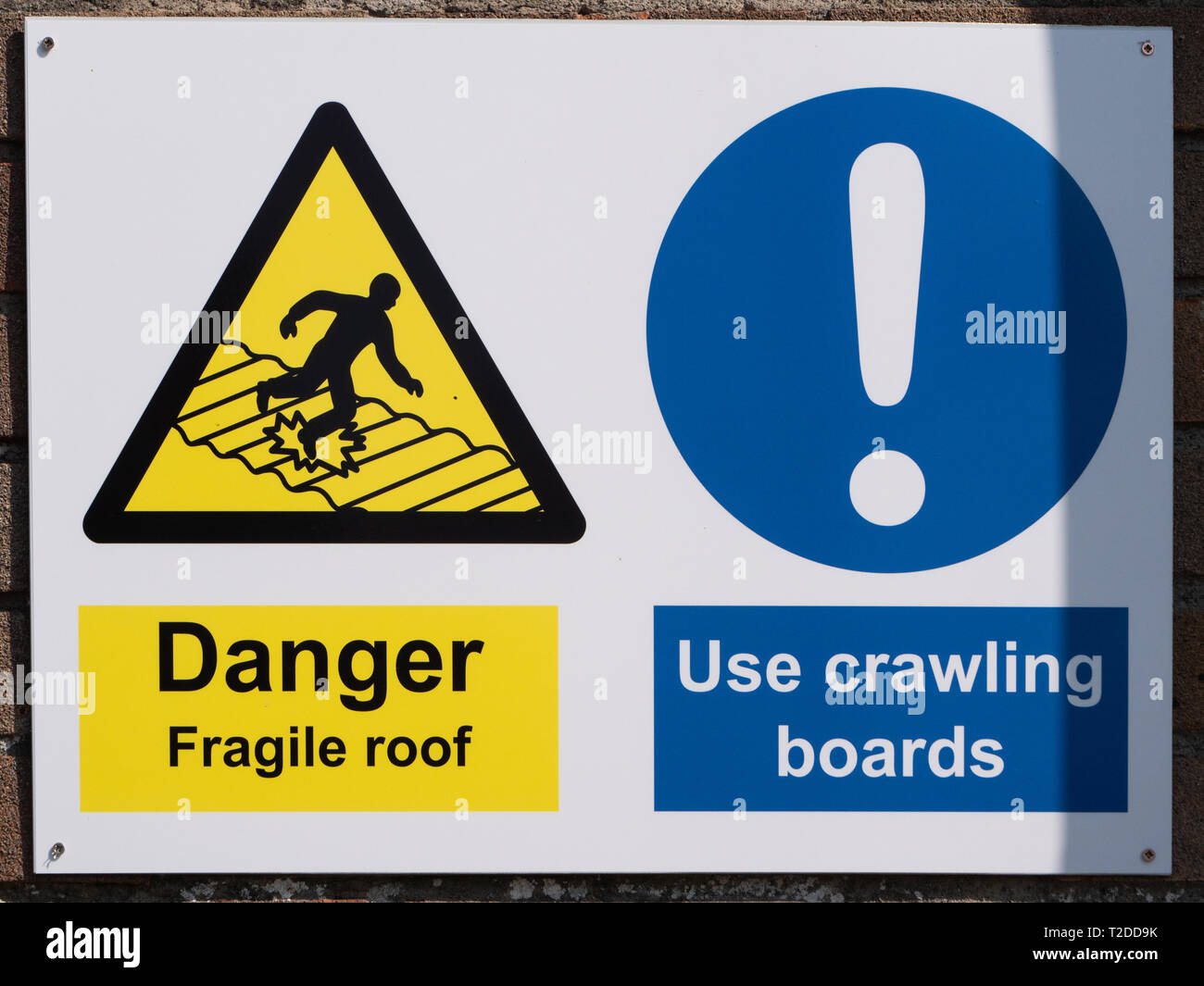 Panneau d'avertissement sur bâtiment industriel à Westbury, Wiltshire, Royaume-Uni. Banque D'Images