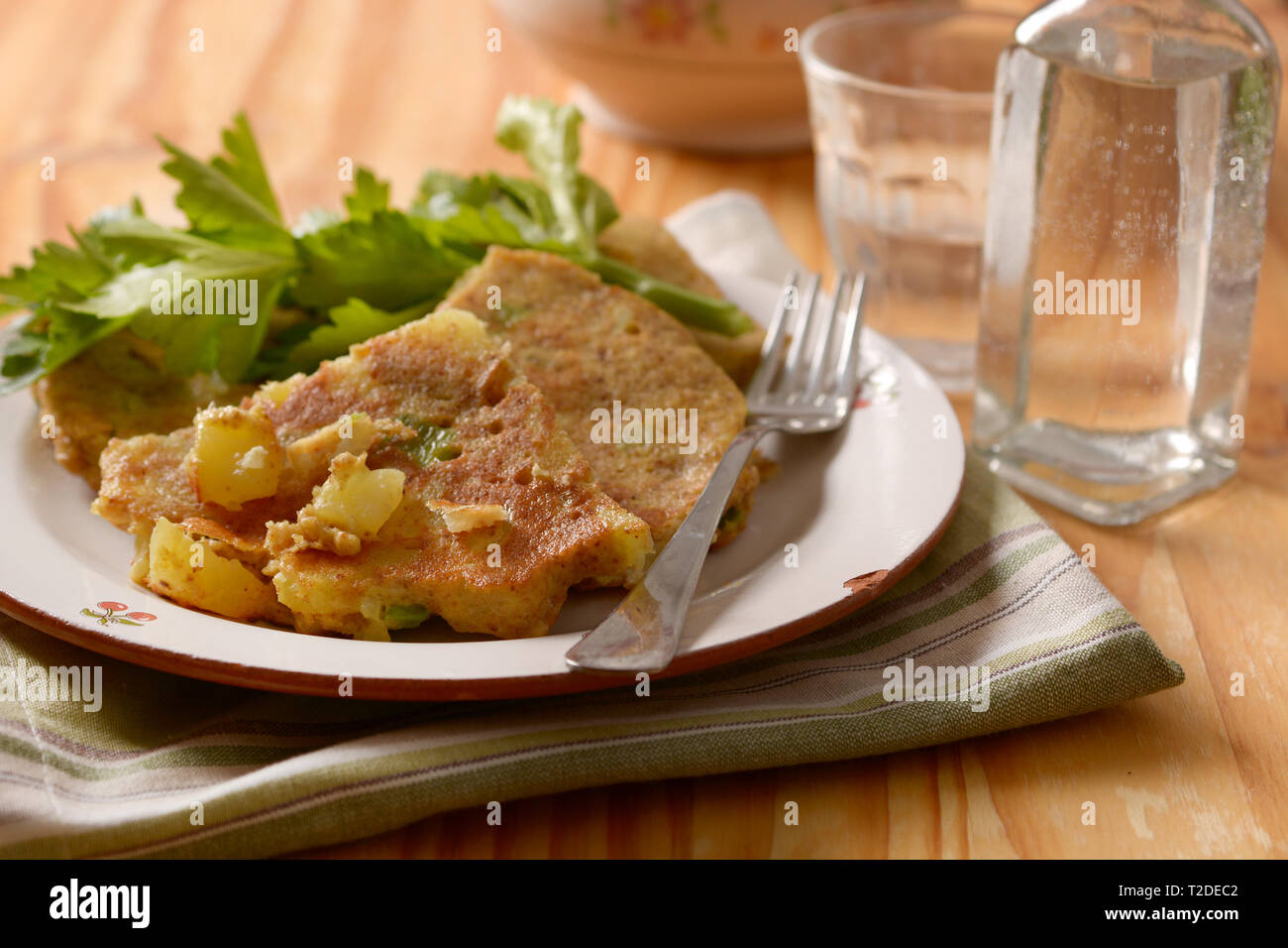 Frittata italienne avec des pommes de terre et le céleri - libre Banque D'Images
