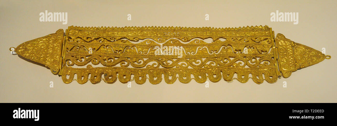 Javea Hoard. Diadem. L'or. 4ème siècle avant J.-C.. La culture ibérique. Ajouré filigrane décoration avec extrémités triangulaires. Partida de la Lluca (Javea, Alicante province, Communauté Valencienne, Espagne). Musée Archéologique National. Madrid. L'Espagne. Banque D'Images