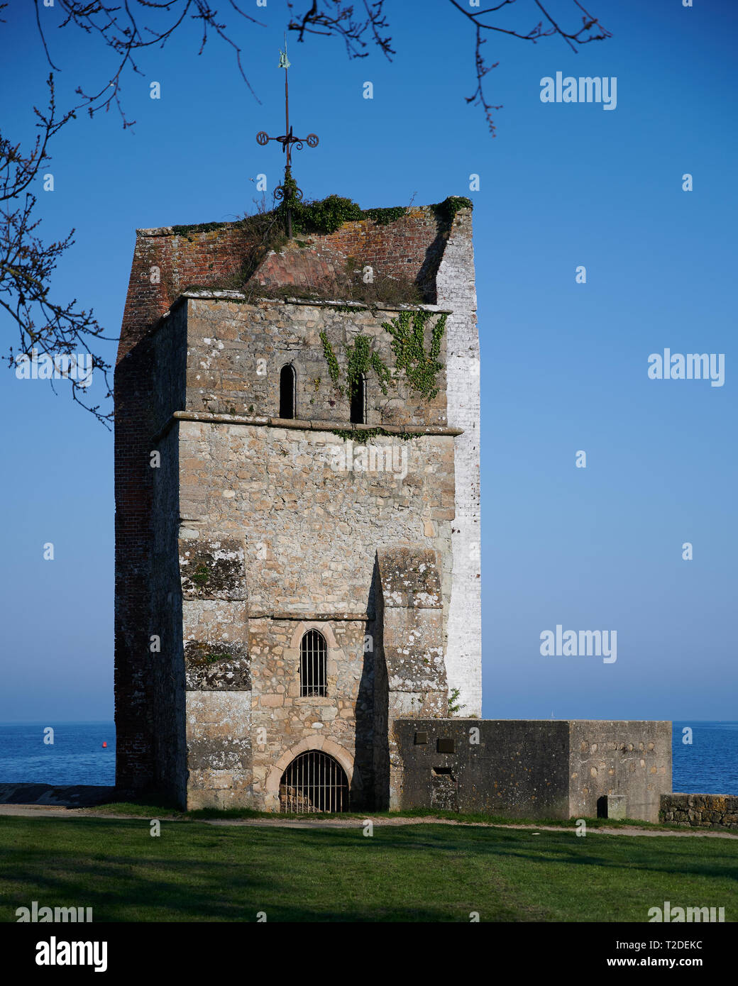 St Helens ancienne vieille église. La tour de style normand est un curieux regard, situé là où la mer rencontre la terre. Photographié dans soleil du printemps. Banque D'Images