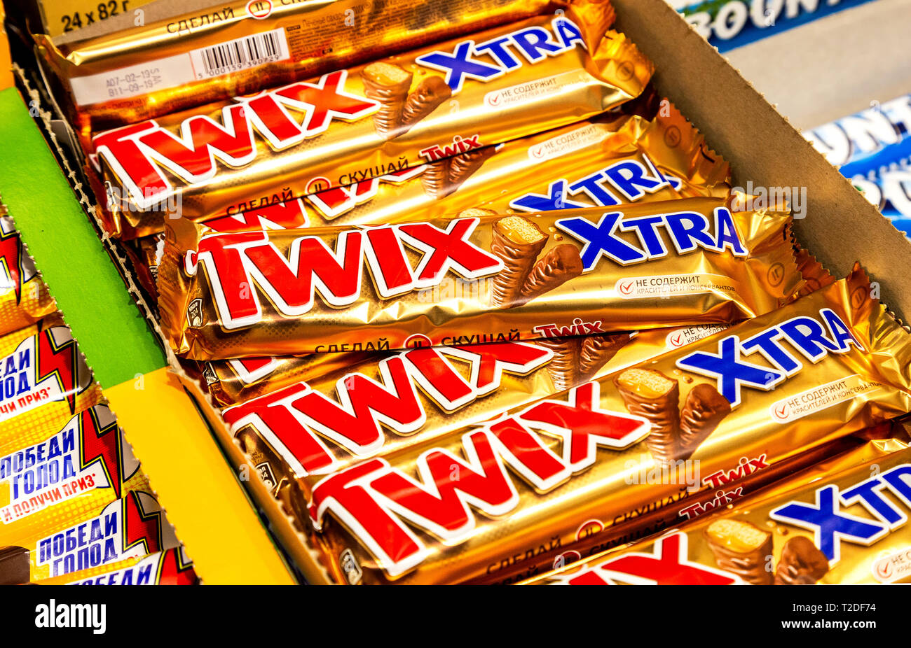 Samara, Russie - 30 mars 2019 : Twix barres de chocolat sur l'étagère du magasin Banque D'Images