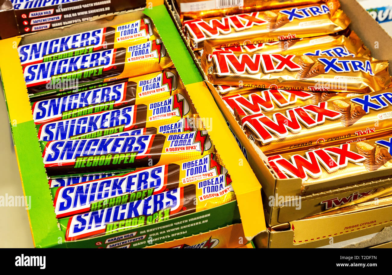 Samara, Russie - 30 mars 2019 : Twix et barres de chocolat snickers sur l'étagère du magasin Banque D'Images