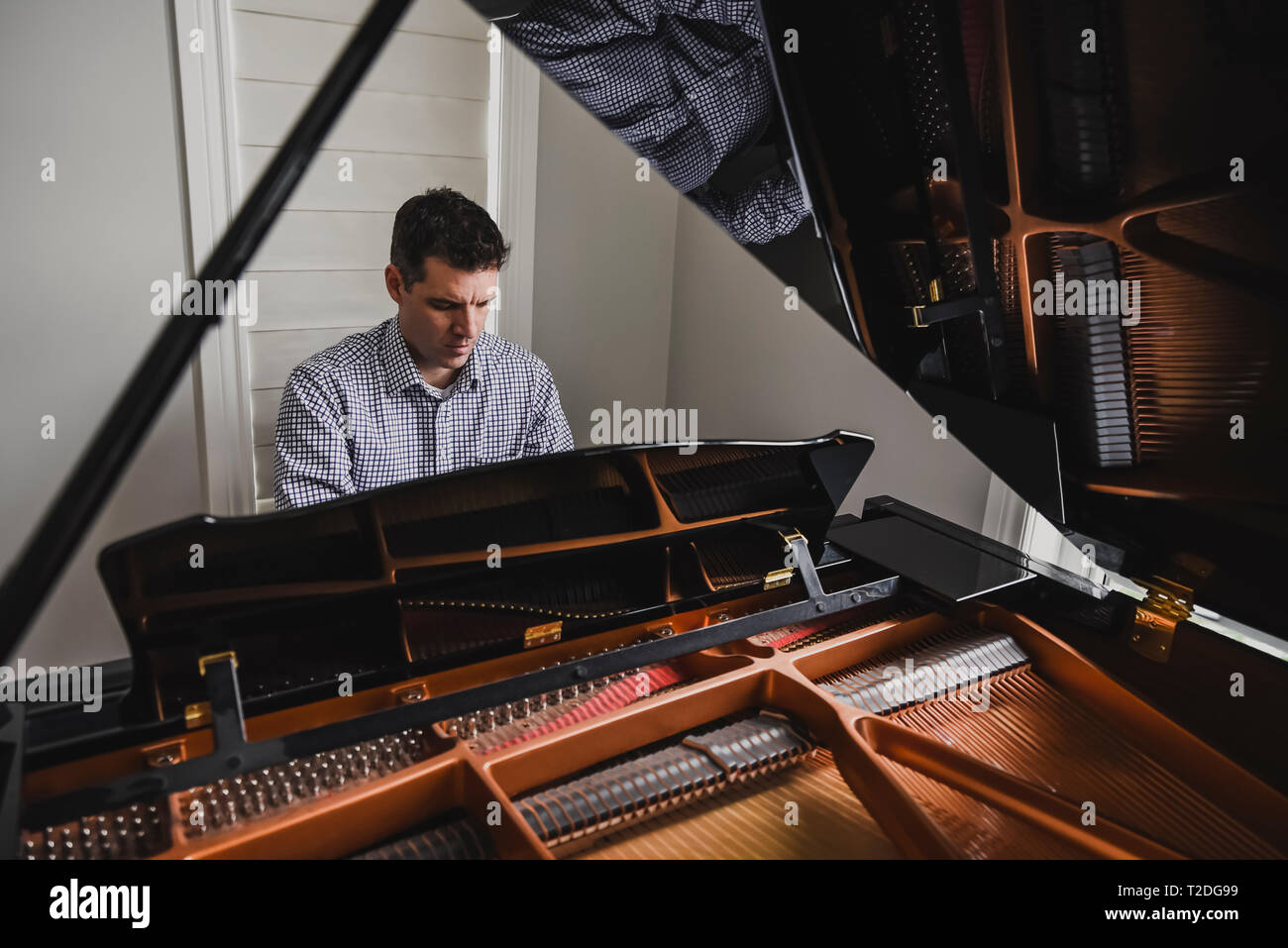 Close up of a man playing piano Banque D'Images