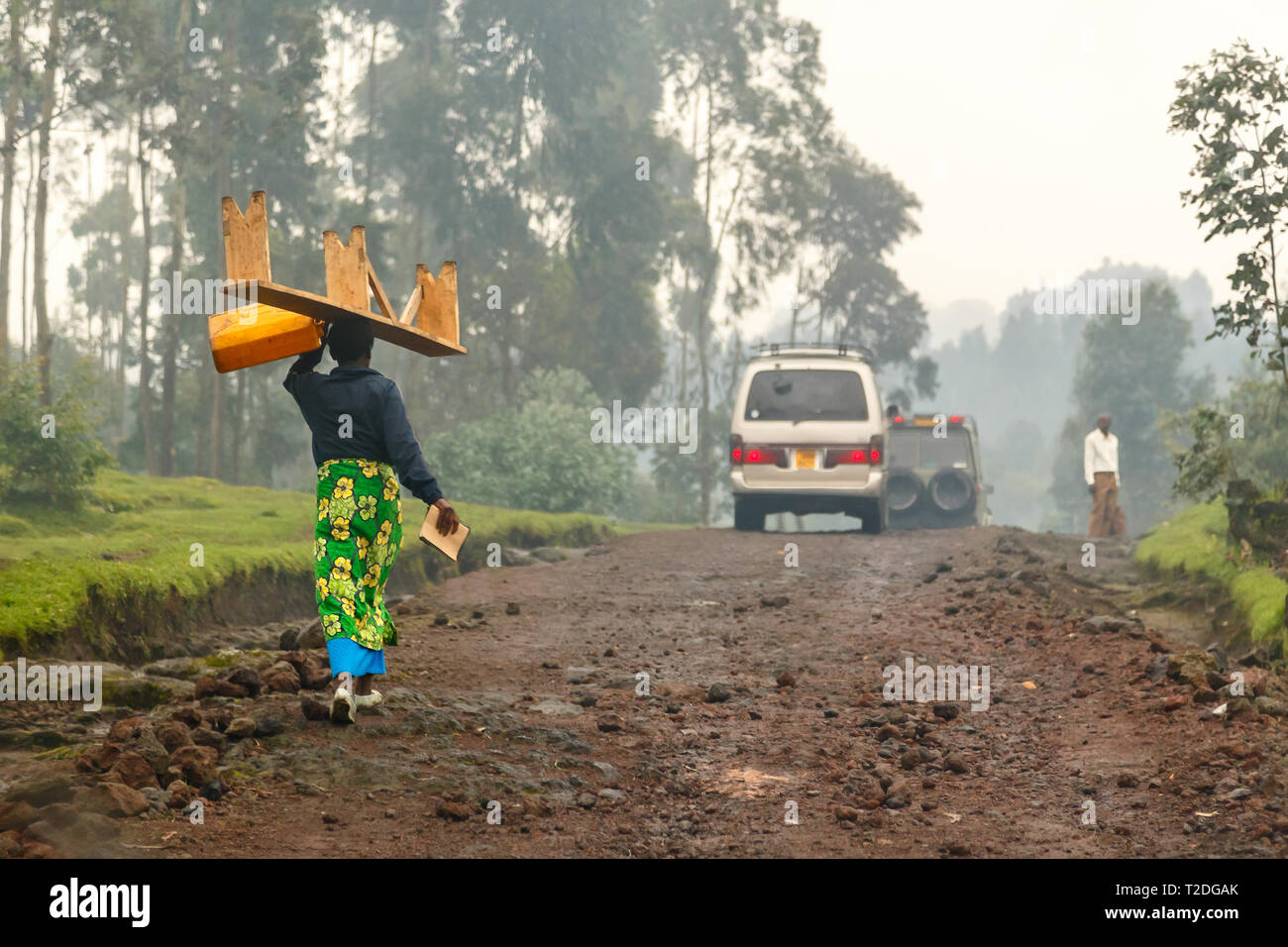 La femme rwandaise dans walikung tissu colorés traditionnels et de l'exercice établi sur sa tête, Kigali, Rwanda Banque D'Images