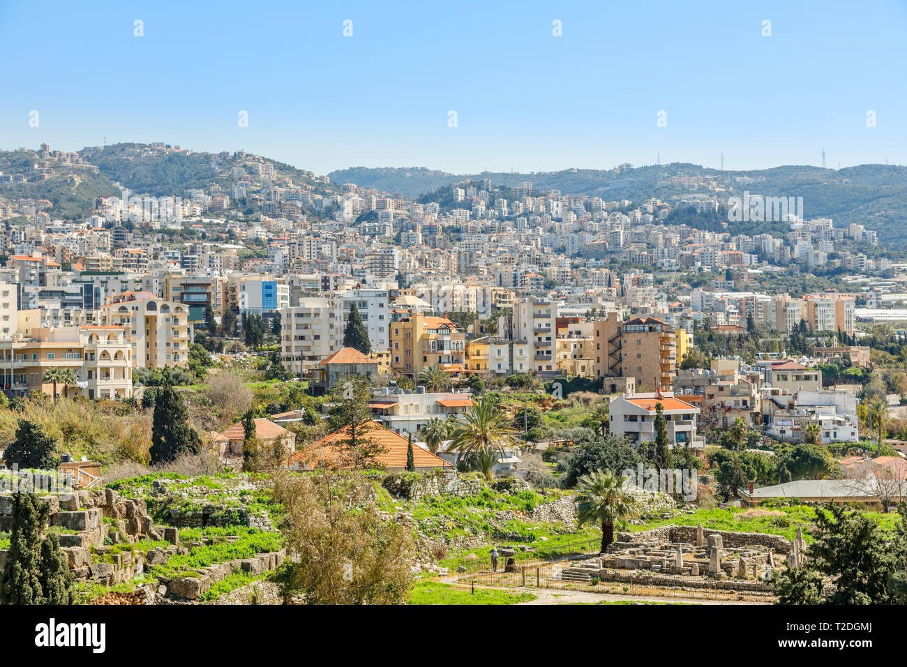 Centre historique de la ville méditerranéenne avec panorama des ruines et bâtiments résidentiels à l'arrière-plan, Byblos, Liban Banque D'Images