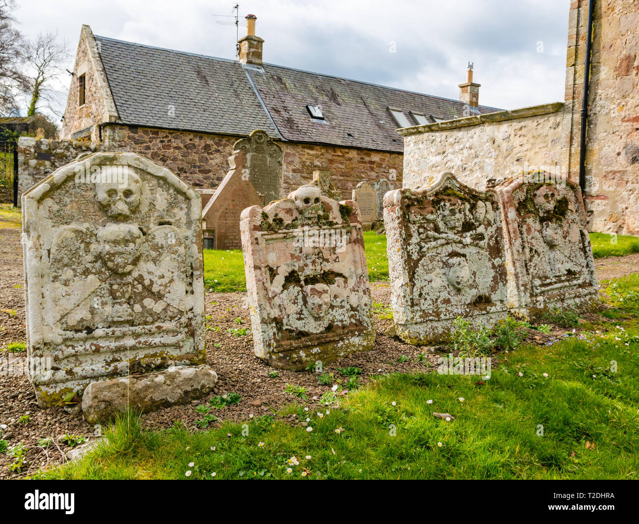 12e siècle Morham église paroissiale et pierres tombales anciennes avec tête de mort, East Lothian, Scotland, UK Banque D'Images