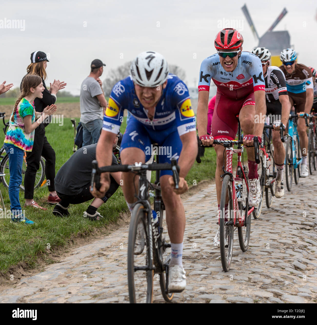 Templeuve, France - 08 Avril 2018 : Le cycliste allemand Nils Politt-Alpecin de Katusha Team équestre sur la route pavée de Templeuve en face de la Banque D'Images