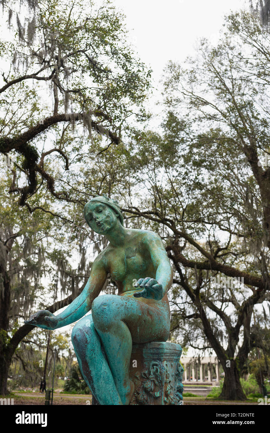 Owen /Butler Memorial Fountain in City Park, New Orleans. Statue en bronze de la nymphe de l'eau Chloé. Banque D'Images