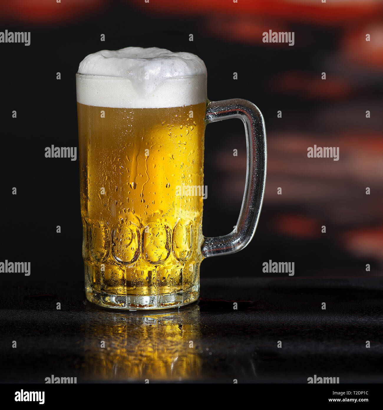 Verre de bière sur le fond sombre Banque D'Images