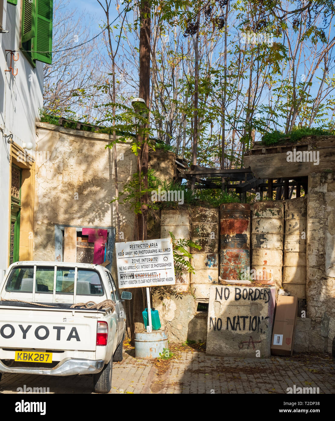 Nicosie, Chypre - 26 novembre 2018 : barils à la barricade et un point poste de guet dans divisé Nicosie, capitale de l'île de Chypre Banque D'Images