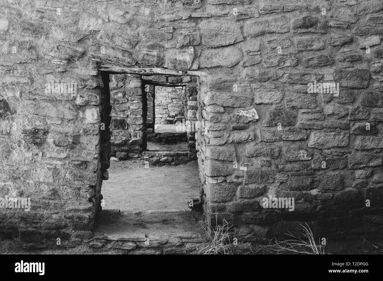 Série de petites portes à l'Aztec Ruins National Monument, New Mexico, USA Banque D'Images
