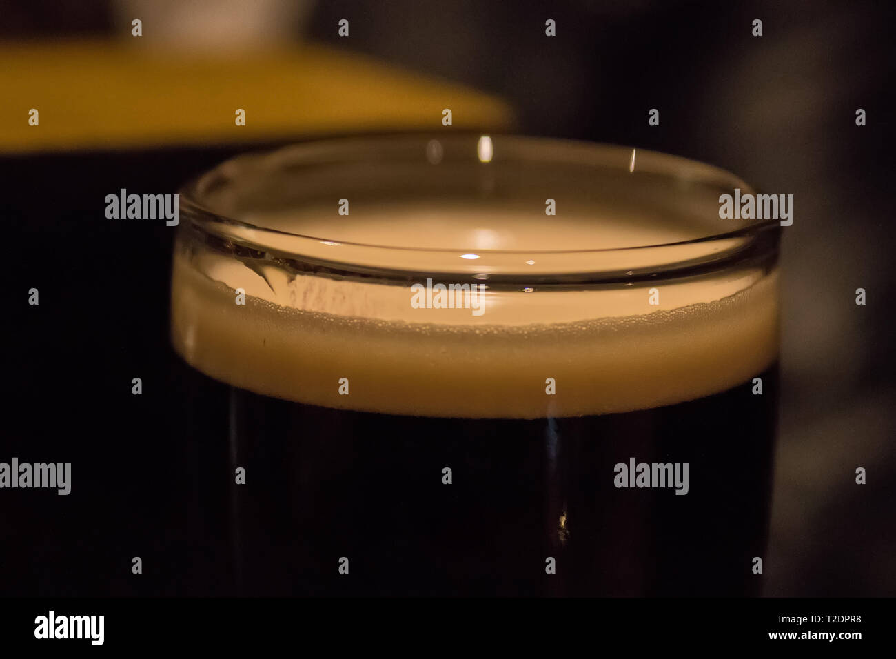 Un peu d'une pinte de bière dans la brasserie Guinness. Il semble parfait. Banque D'Images