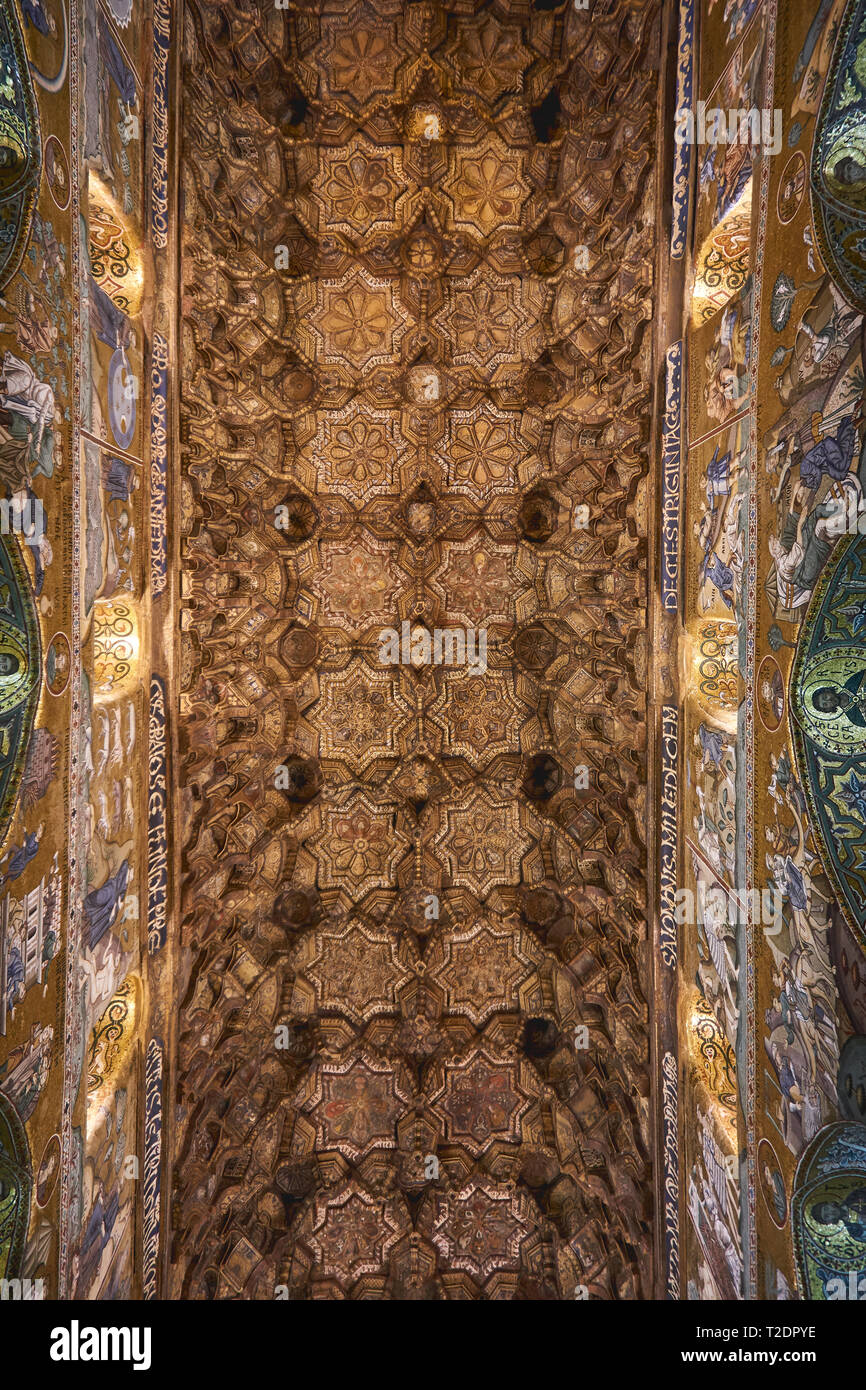 Palerme, Italie. Octobre, 2018. Vue sur le plafond en bois décoré muqarnas dans la Chapelle Palatine (Chapelle Palatine). Banque D'Images