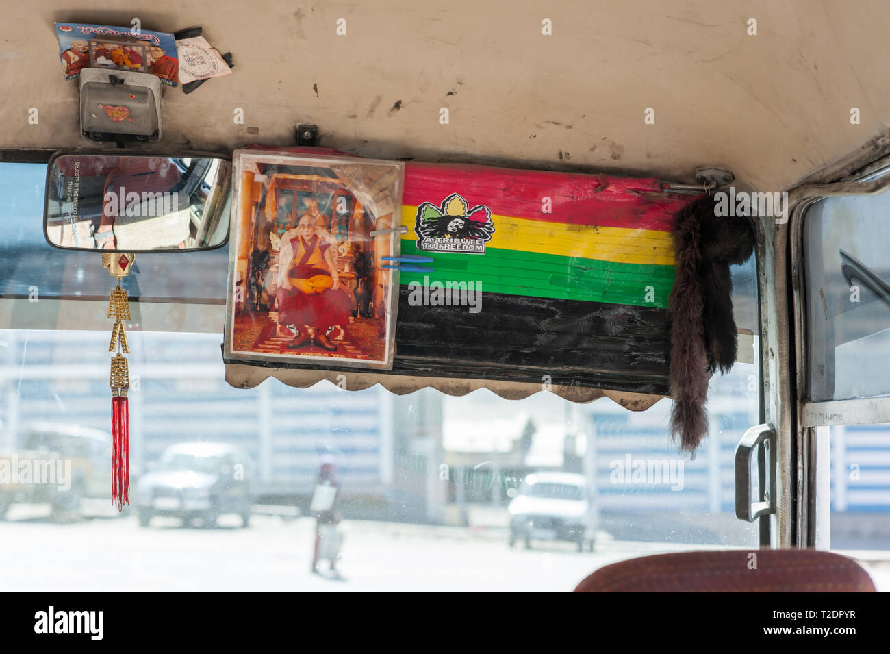 Un tableau de bord de culte au Dalaï Lama et Bob Marley dans un bus de montagne, Leh-Ladakh. L'Inde. Banque D'Images