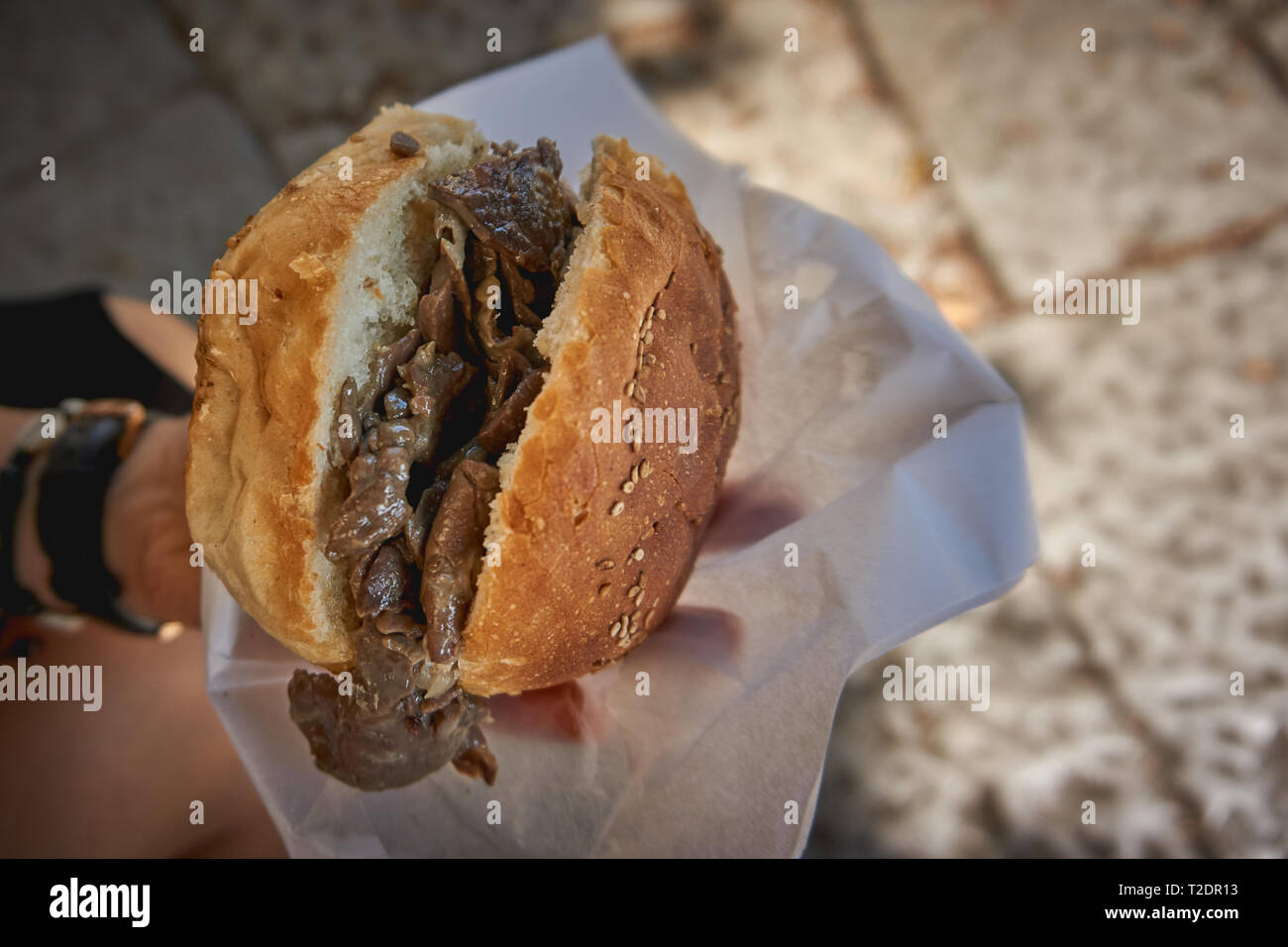 Pani ca meusa pani : Sicilienne (du C-46, mèusa "du pain avec rate', un plat de nourriture de rue exclusivement typique de Palerme. Banque D'Images