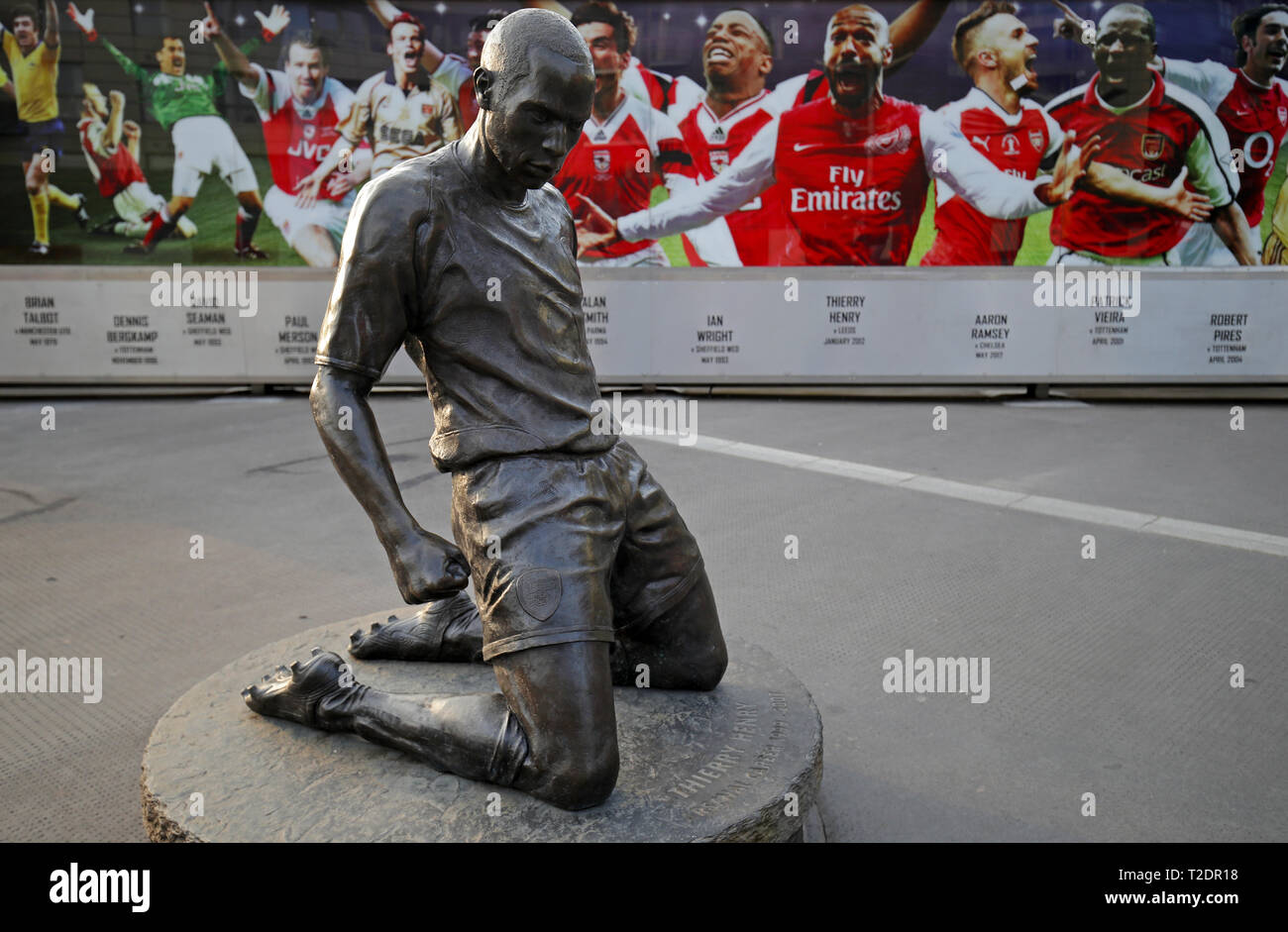 The thierry henry statue outside the emirates stadium Banque de