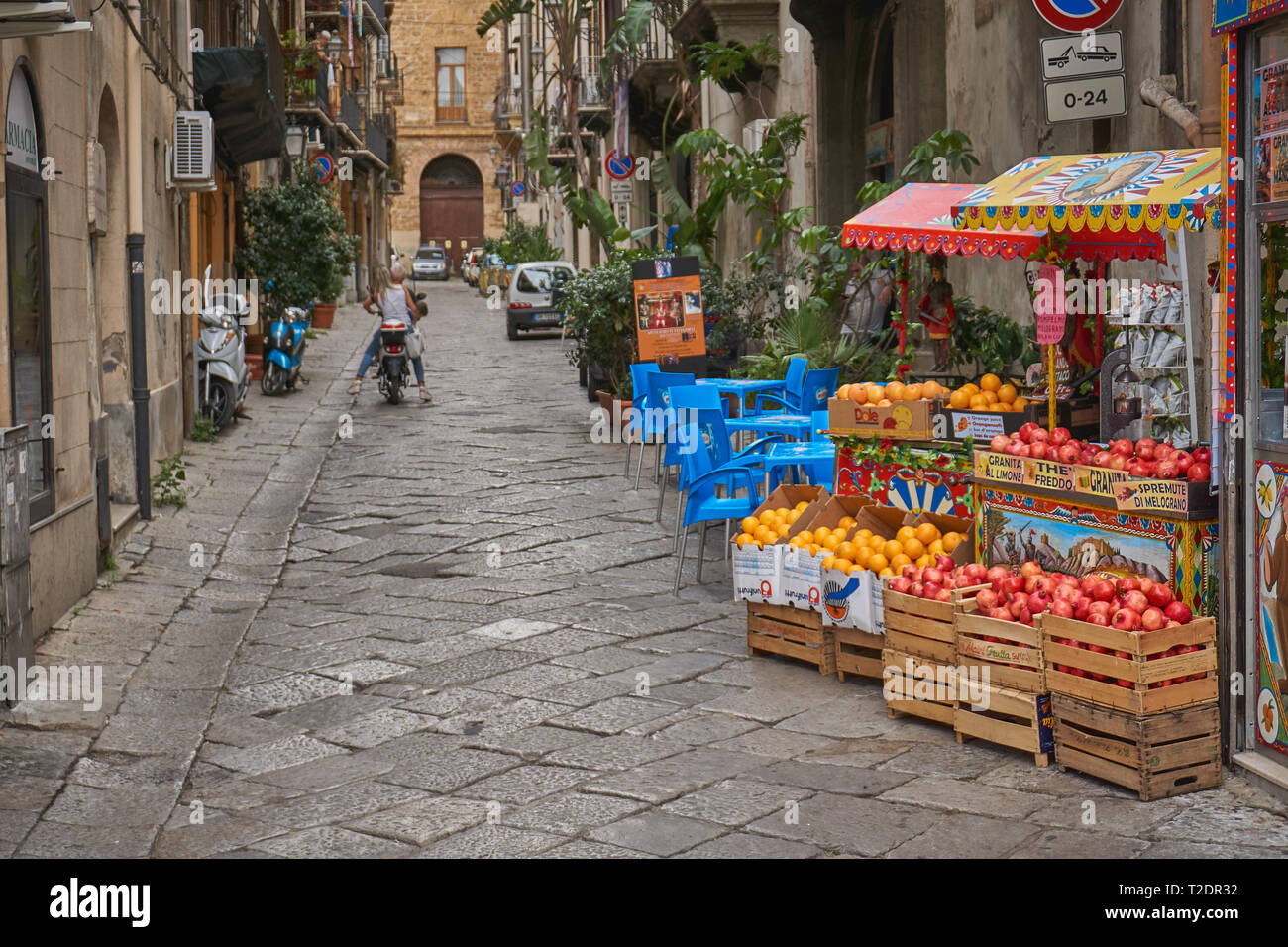 Palerme, Italie - Octobre 2018. Un blocage de la vente de fruits colorés dans une rue étroite dans le centre historique. Banque D'Images