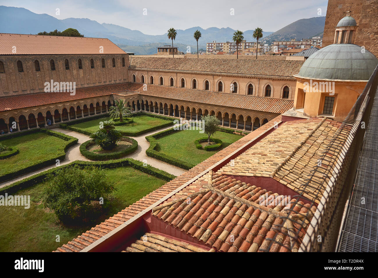 Monreale, Italie - Octobre 2018. Jardin du Cloître et de la cathédrale de Monreale, l'un des plus grands exemples d'architecture normande. Banque D'Images