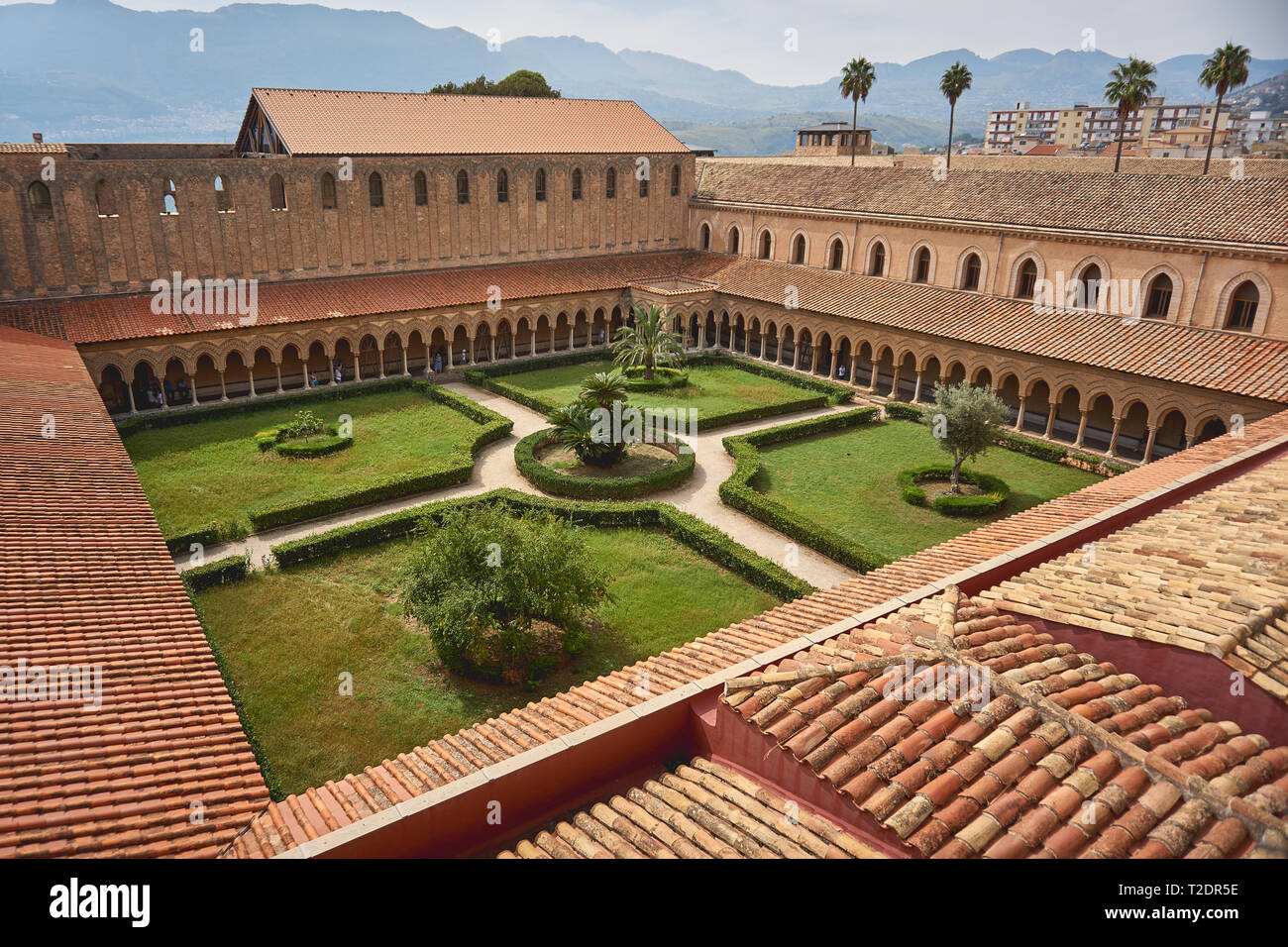 Monreale, Italie - Octobre 2018. Jardin du Cloître et de la cathédrale de Monreale, l'un des plus grands exemples d'architecture normande. Banque D'Images