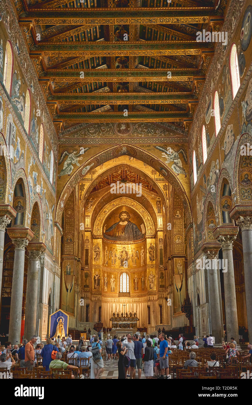 Monreale, Italie - Octobre 2018. Intérieur de la cathédrale de Monreale avec ses célèbres mosaïques byzantines golden et décors. Banque D'Images