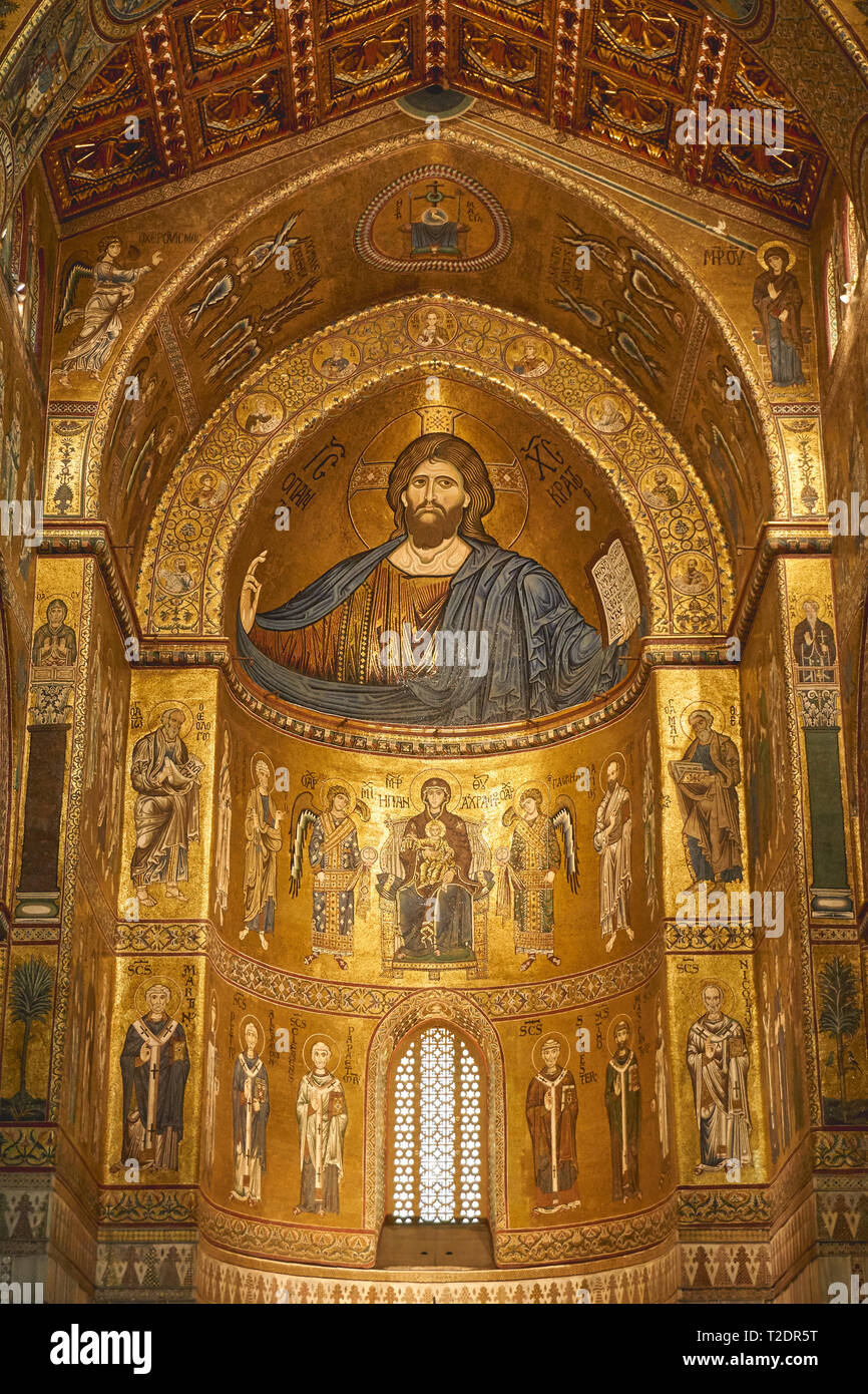Monreale, Italie - Octobre 2018. Intérieur de la cathédrale de Monreale avec ses célèbres mosaïques byzantines golden et décors. Banque D'Images