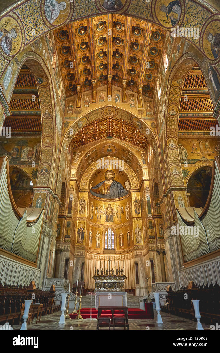 Monreale, Italie - Octobre 2018. Intérieur de la cathédrale de Monreale avec ses célèbres mosaïques byzantines golden et décors. Banque D'Images