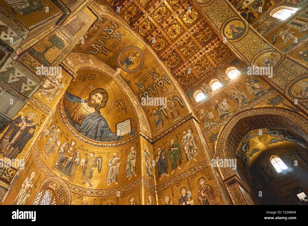 Monreale, Italie - Octobre 2018. Intérieur de la cathédrale de Monreale avec ses célèbres mosaïques byzantines golden et décors. Banque D'Images