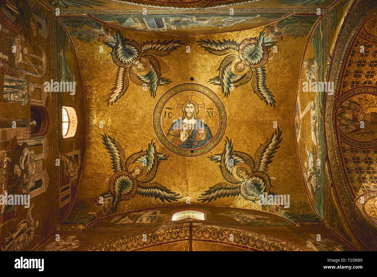 Monreale, Italie - Octobre 2018. Intérieur de la cathédrale de Monreale avec ses célèbres mosaïques byzantines golden et décors. Banque D'Images