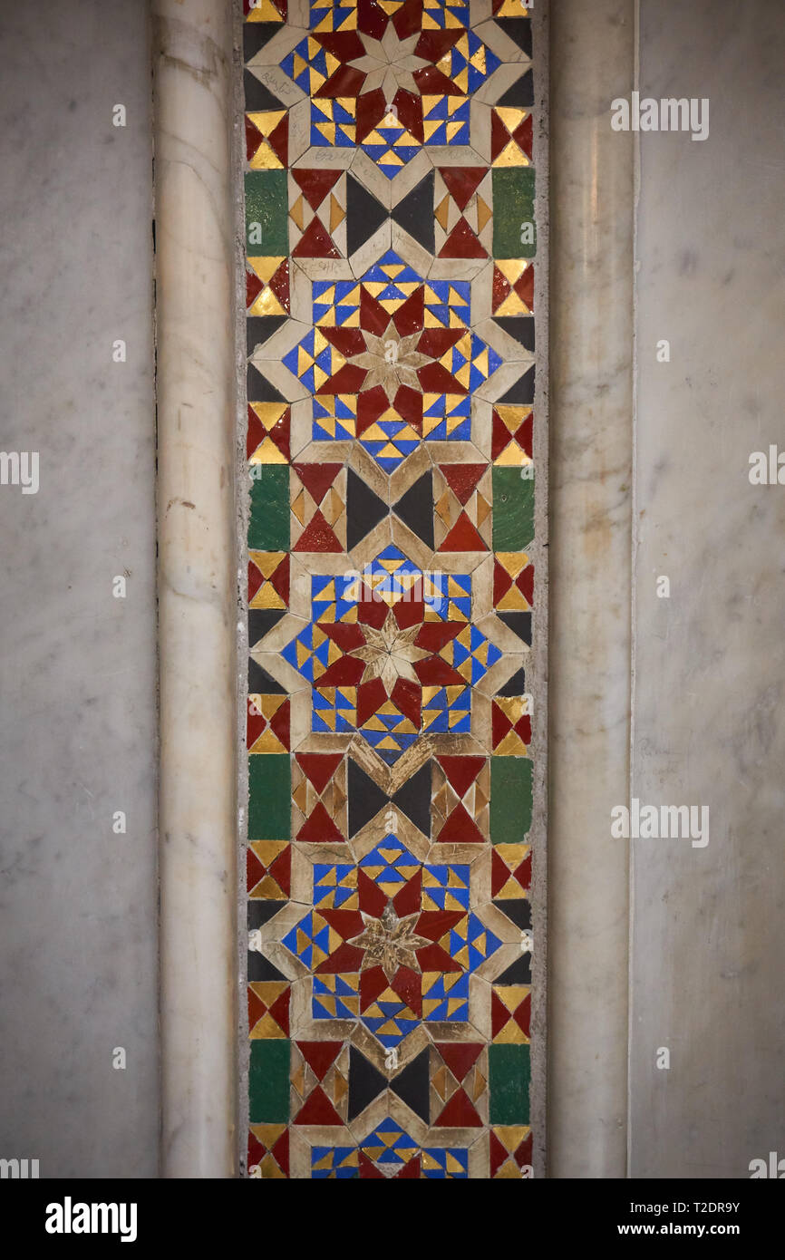 Décors mosaïque colorée sur le marbre blanc en pierre sur un mur. Concept d'arrière-plan. Le format Portrait. Banque D'Images