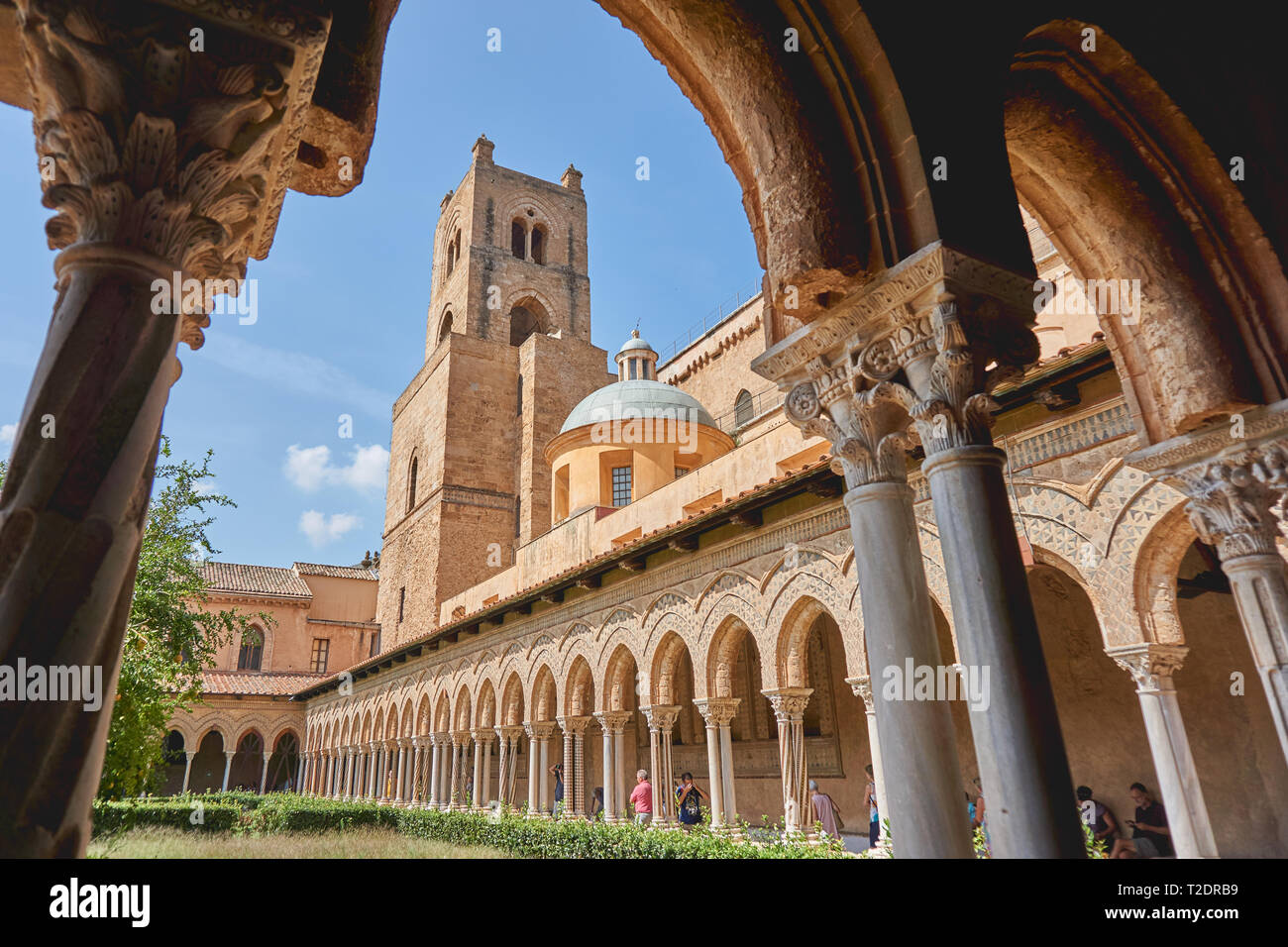 Monreale, Italie - Octobre 2018. Vue de la cathédrale de Monreale, l'un des plus grands exemples d'architecture normande, à partir de son cloître. Banque D'Images