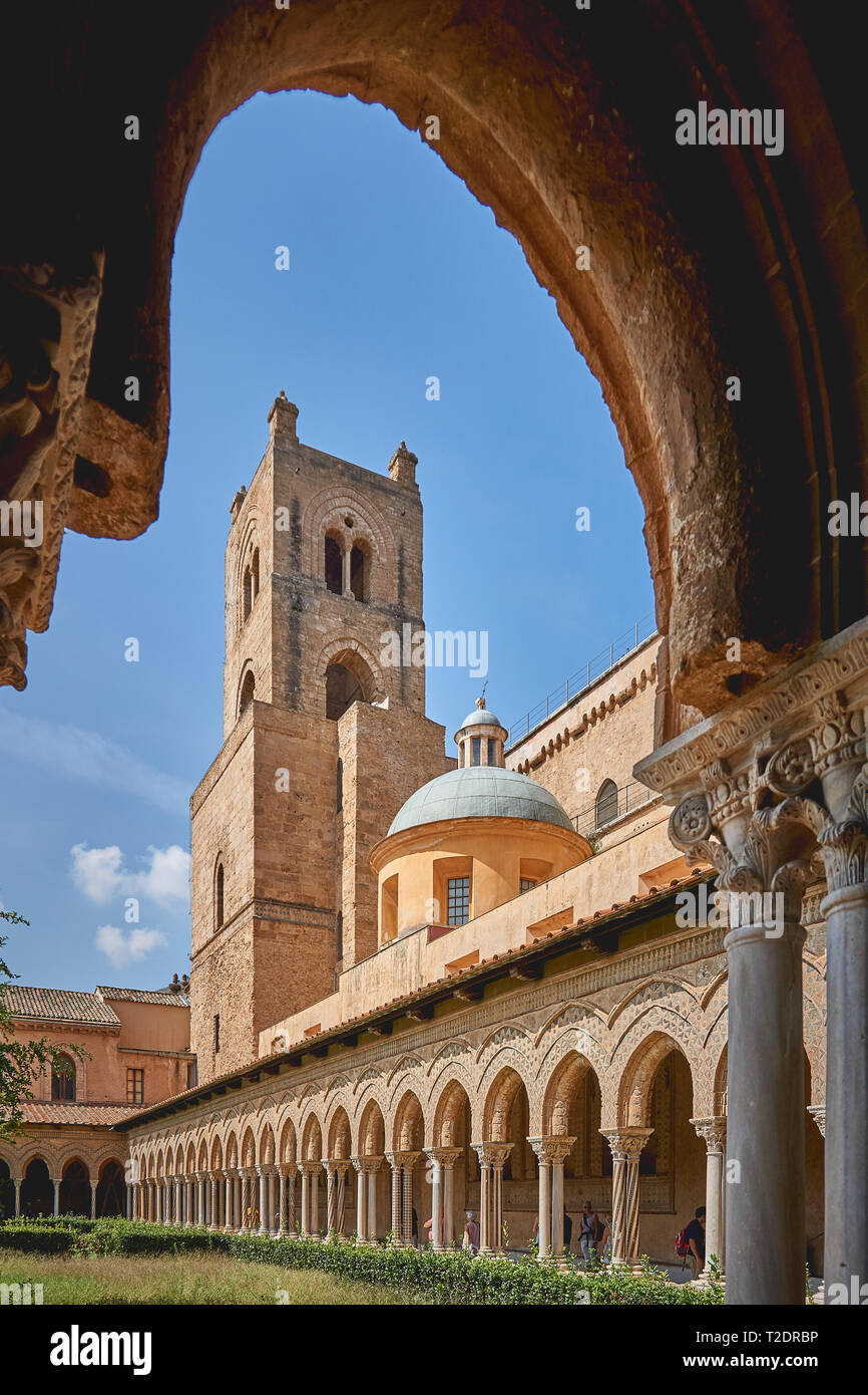 Monreale, Italie - Octobre 2018. Vue de la cathédrale de Monreale, l'un des plus grands exemples d'architecture normande, à partir de son cloître. Banque D'Images