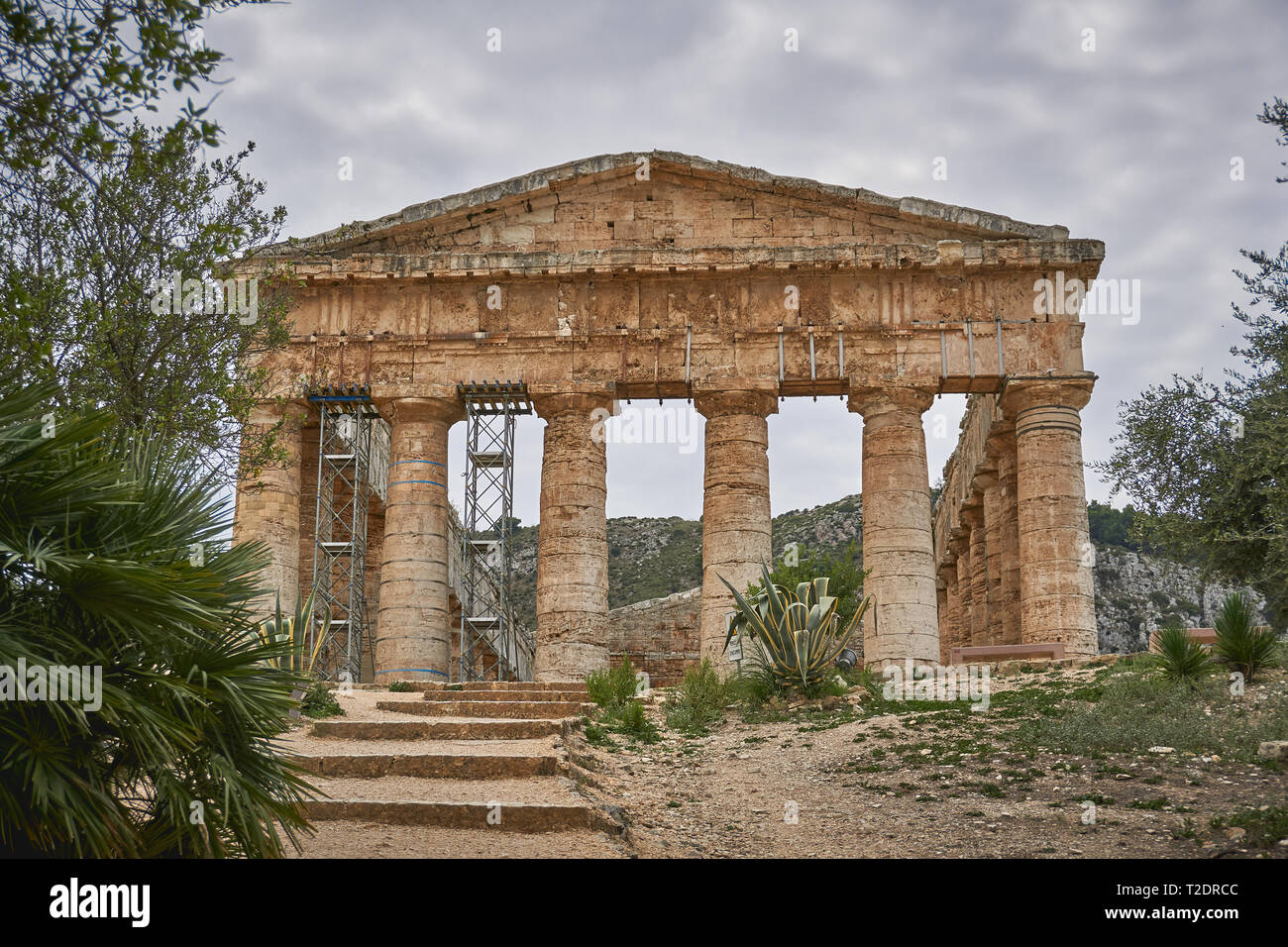 Calatafimi, Italie - Octobre 2018. Le temple dorique de Ségeste, sur une colline située à l'extérieur de l'emplacement de l'ancienne ville. Banque D'Images