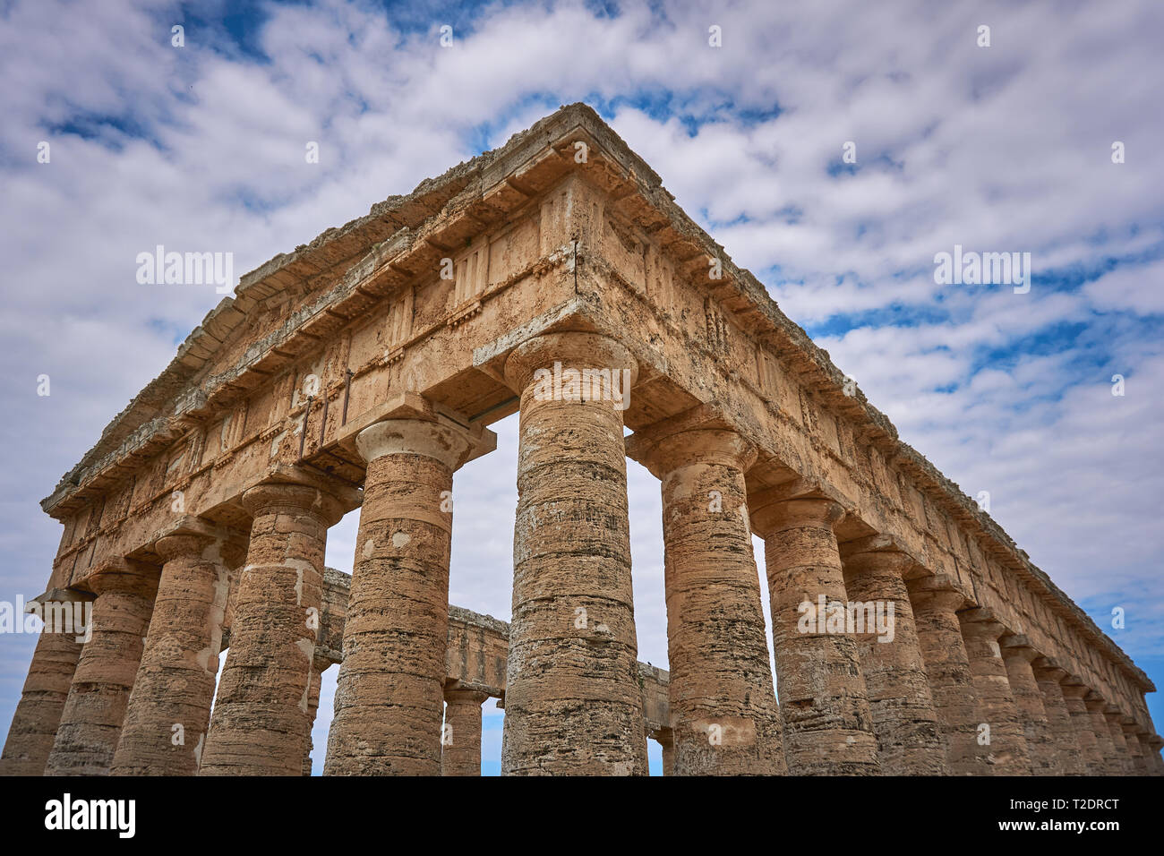 Calatafimi, Italie - Octobre 2018. Le temple dorique de Ségeste, sur une colline située à l'extérieur de l'emplacement de l'ancienne ville. Banque D'Images