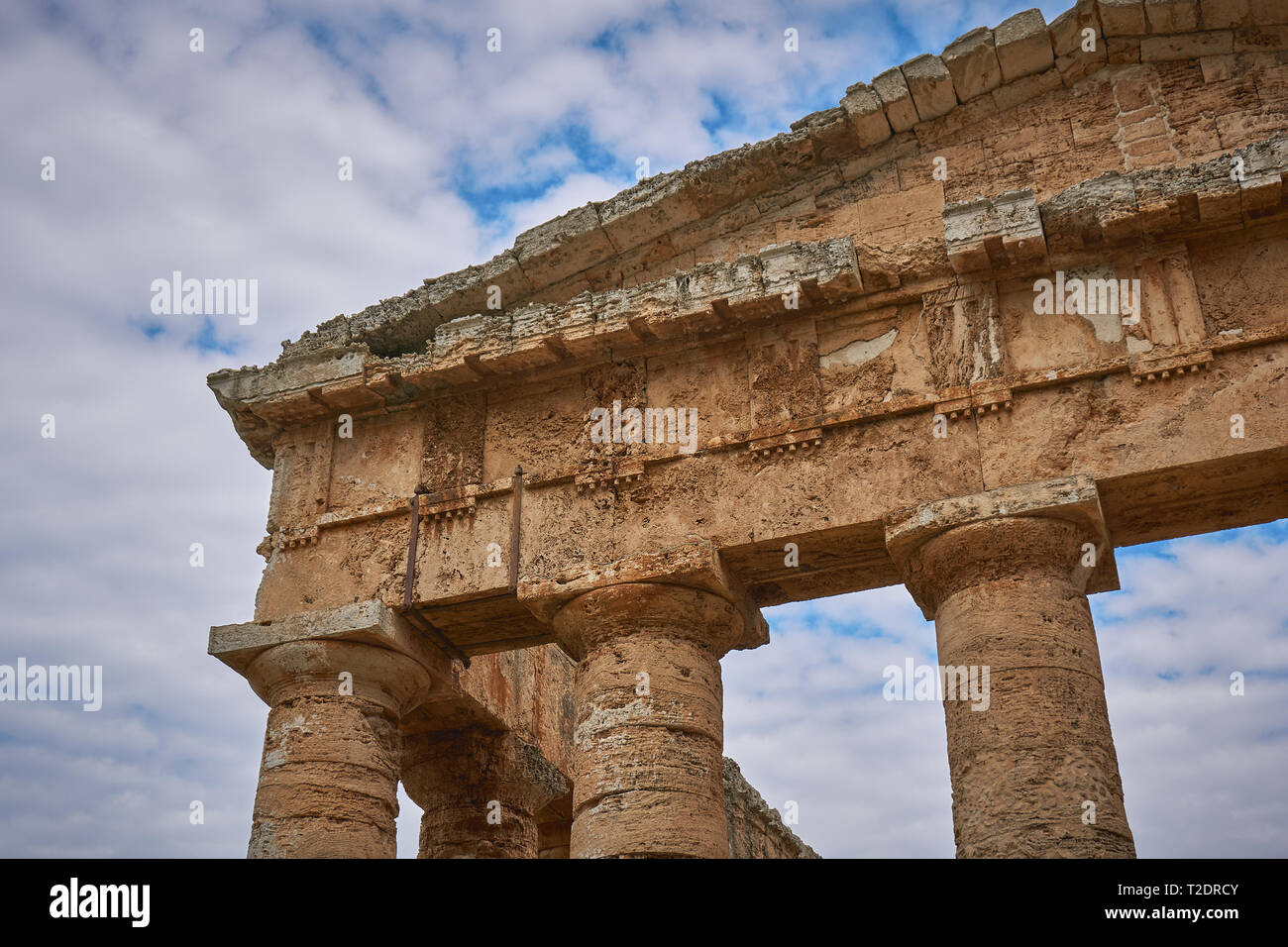 Calatafimi, Italie - Octobre 2018. Le temple dorique de Ségeste, sur une colline située à l'extérieur de l'emplacement de l'ancienne ville. Banque D'Images