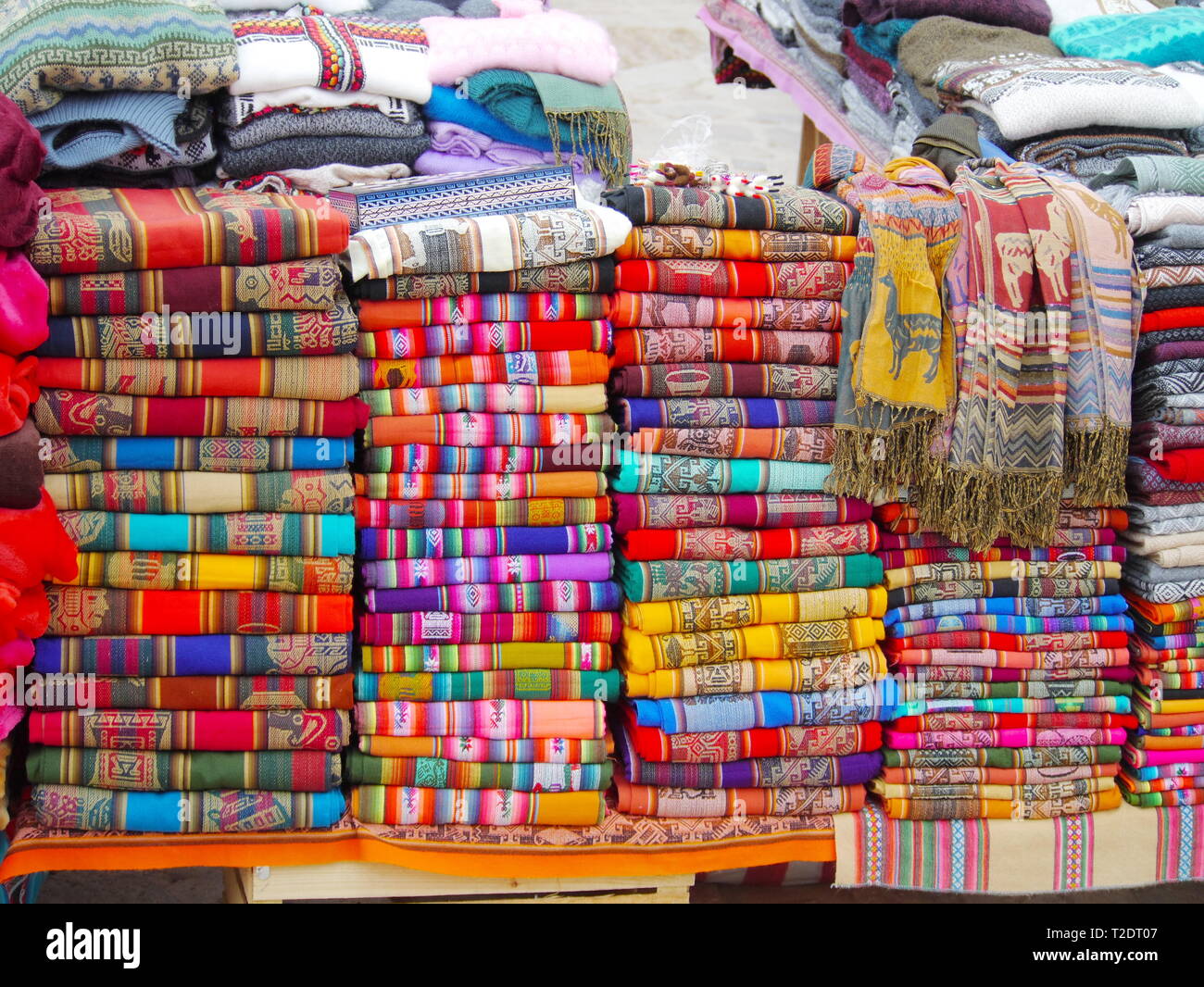 Les tissus colorés dans le marché de Purmamarca, Argentine. La laine d'alpaga. Banque D'Images