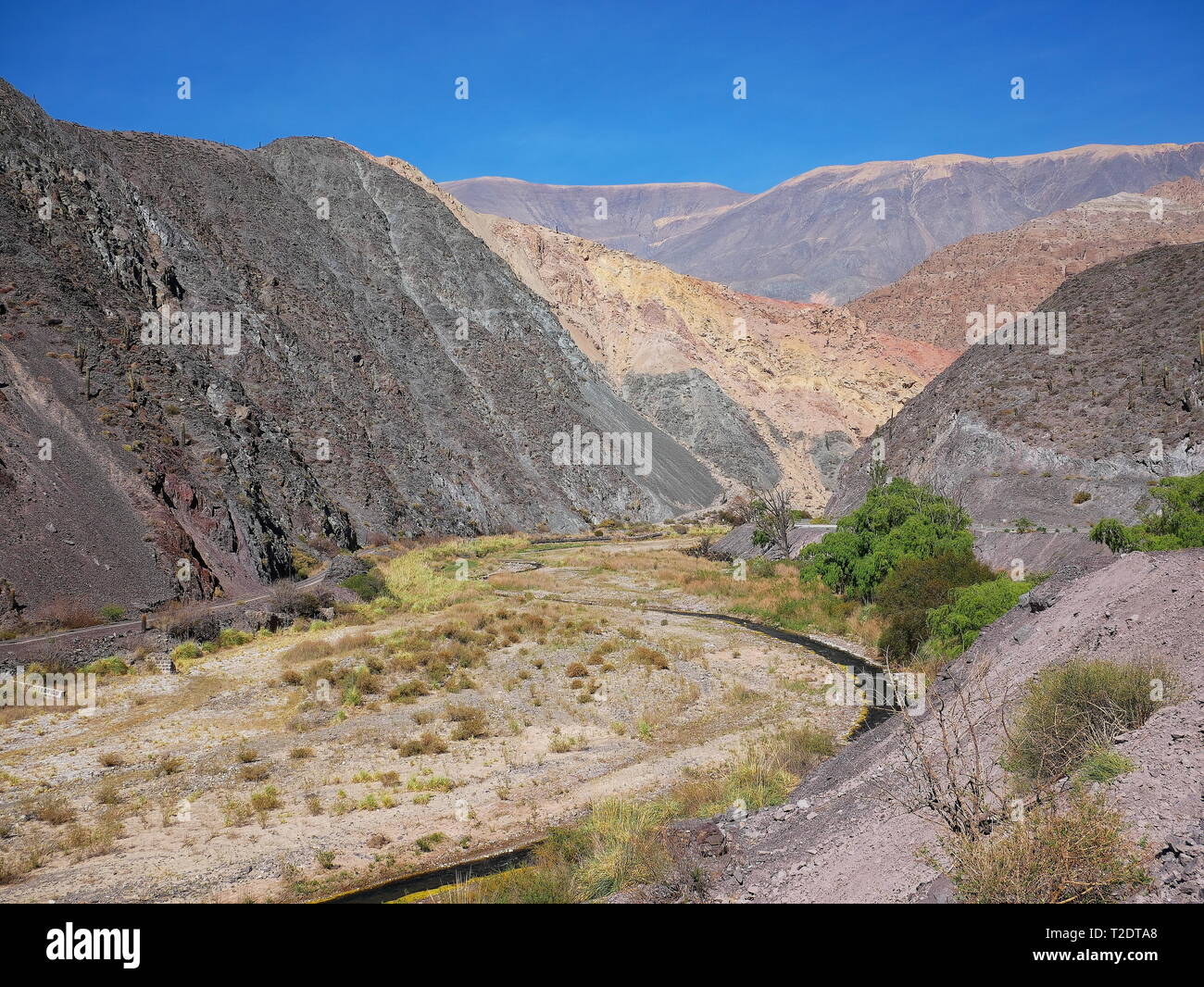 La vue panoramique de la Quebrada del Toro, roches rouges et de cactus Banque D'Images
